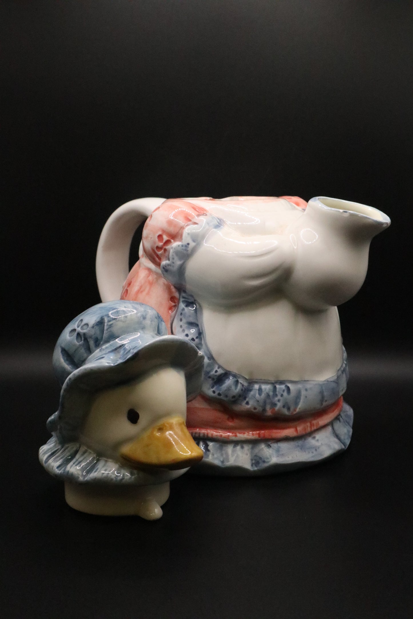 COUNTRY DUCK IN APRON THEME TEAPOT