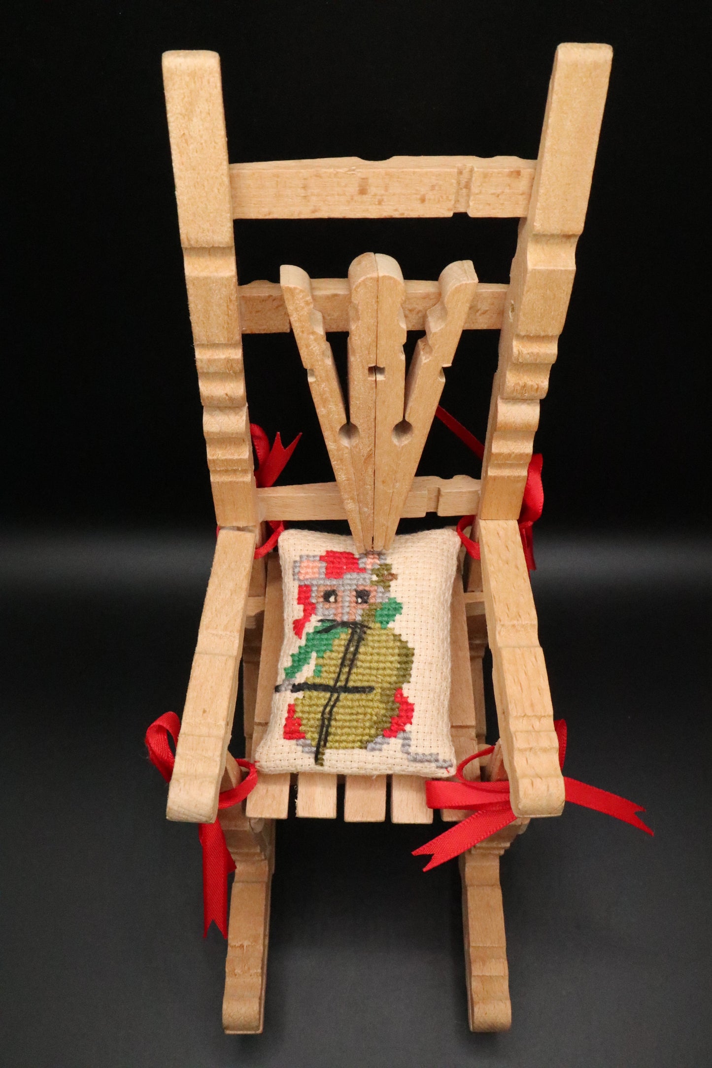 VINTAGE WOOD CLOTHESPIN DOLL ROCKING CHAIR FOLK ART