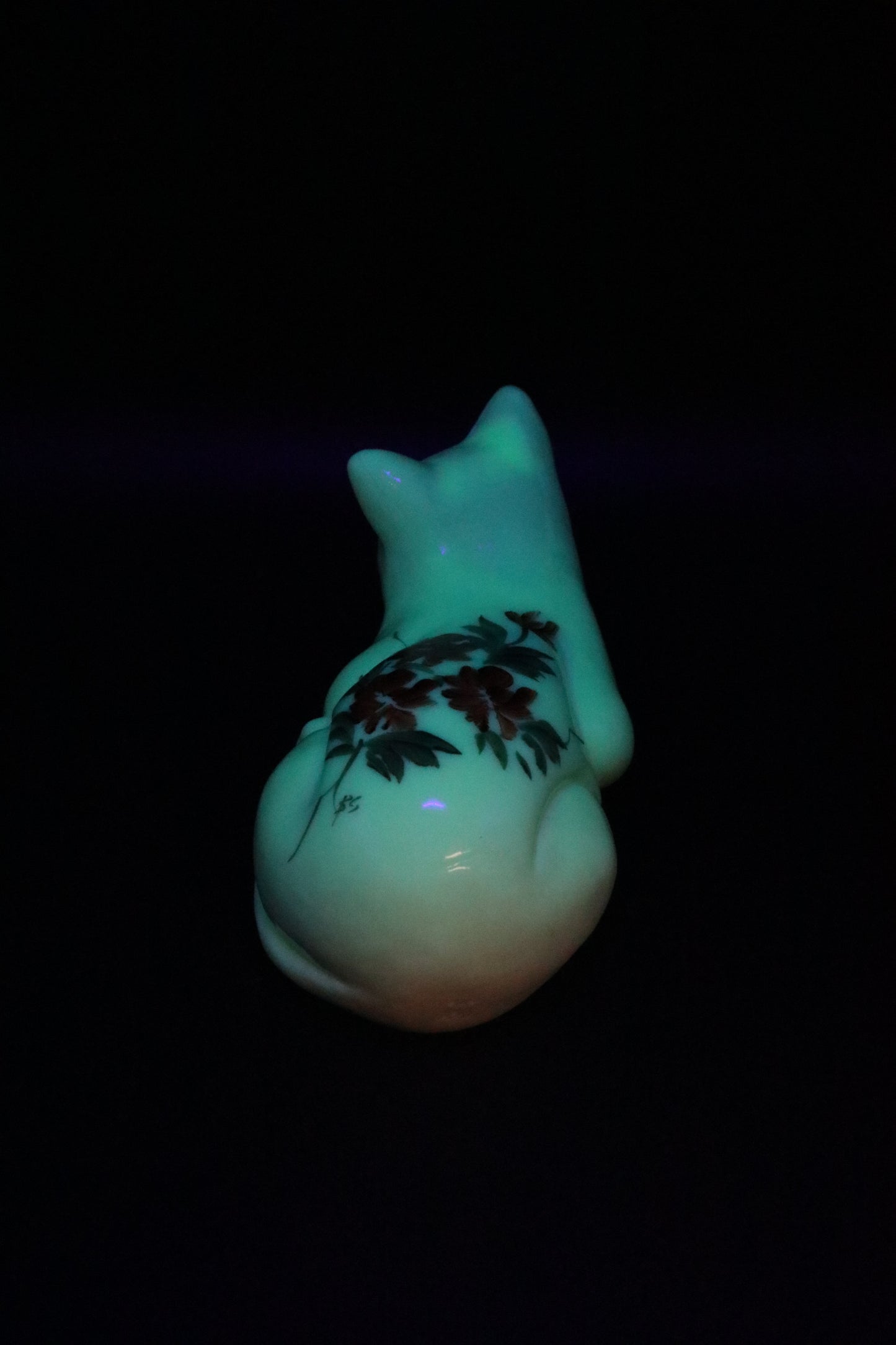 RETIRED HTF MOSSER CUSTARD GLASS CROUCHING CAT FIGURINE GLOWING UV URANIUM