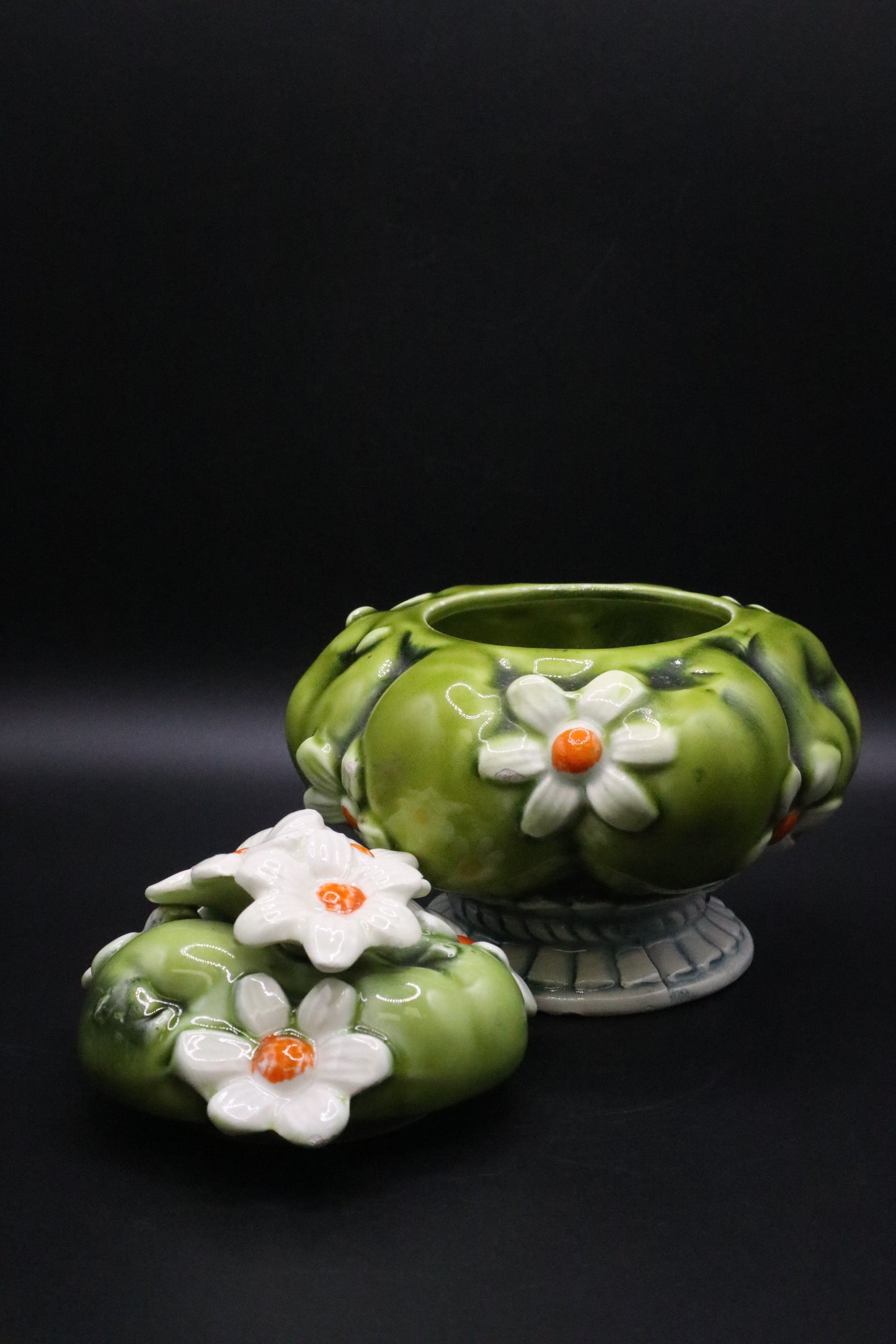 VINTAGE INARCO SUGAR BOWL GREEN APPLE WHITE DAISIES