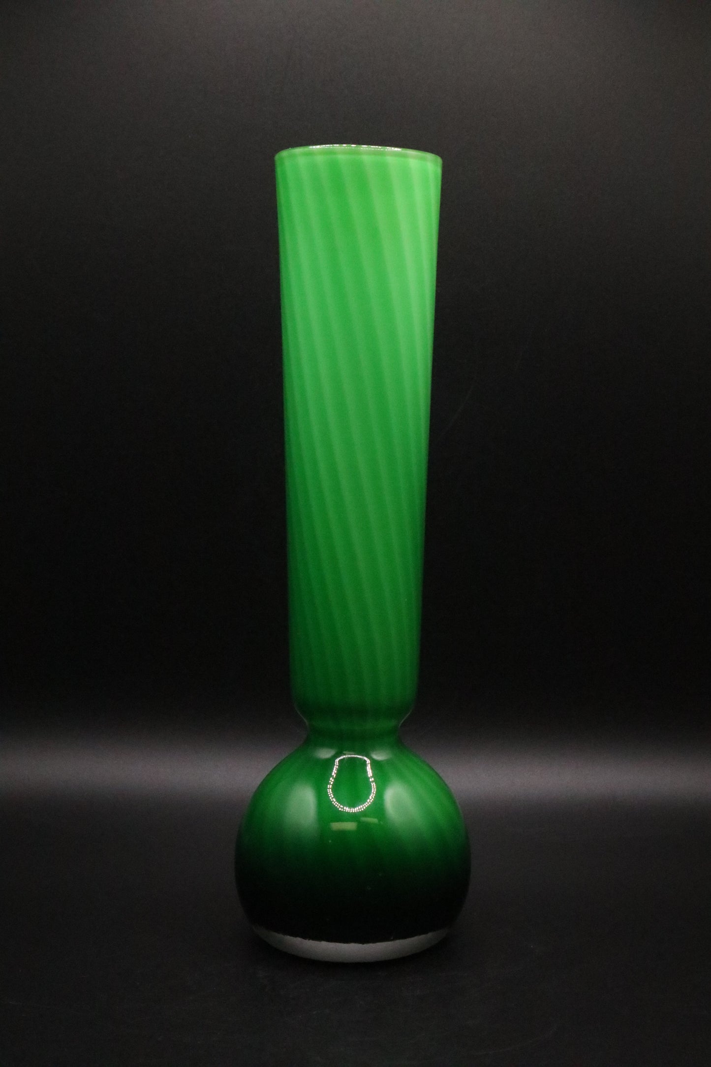 GREEN SWIRL DESIGN GLASS VASE