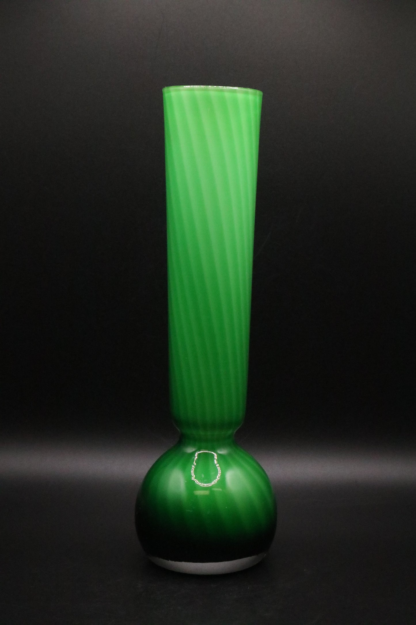 GREEN SWIRL DESIGN GLASS VASE