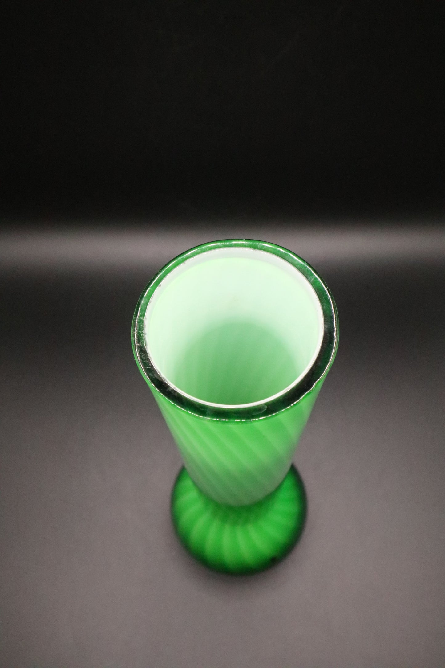 GREEN SWIRL DESIGN GLASS VASE