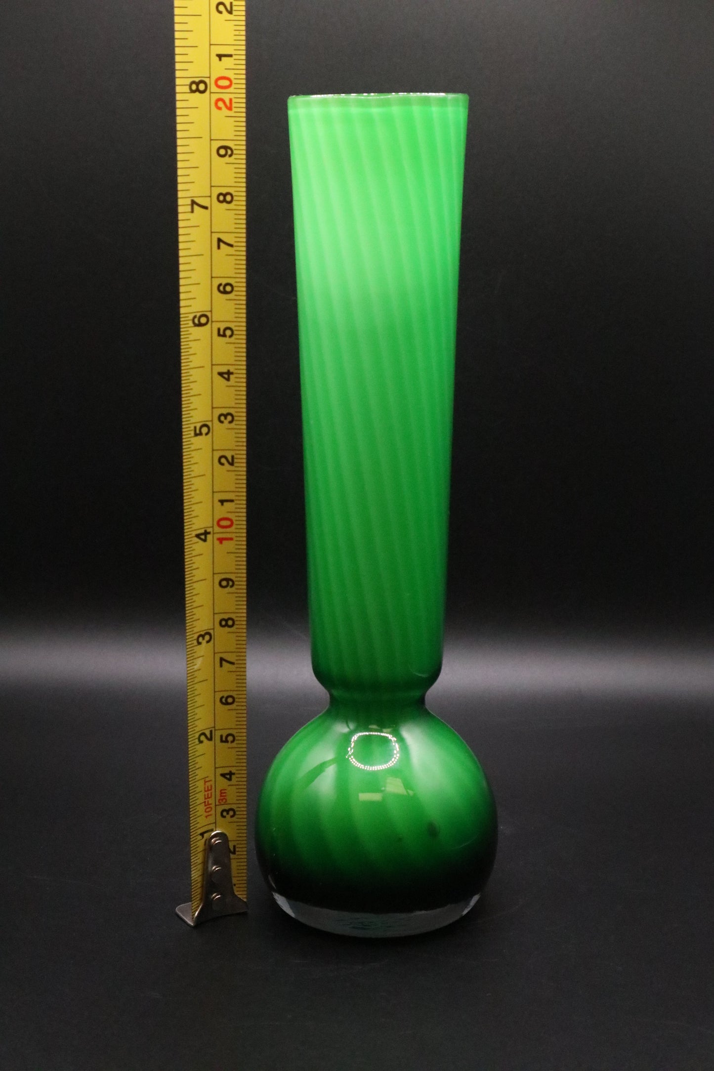 GREEN SWIRL DESIGN GLASS VASE