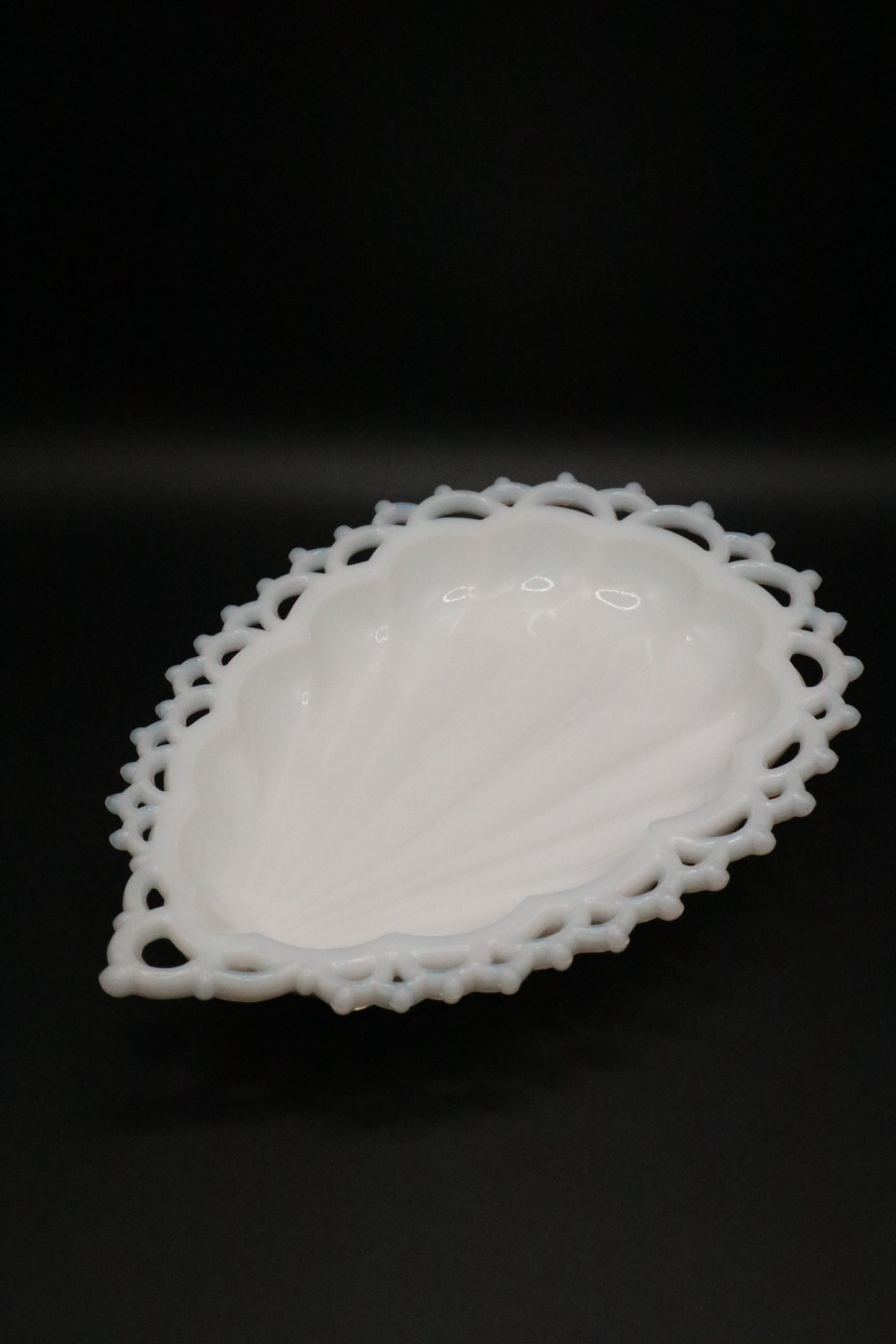WESTMORELAND 1950'S MILK GLASS SHELL TRINKET DISH