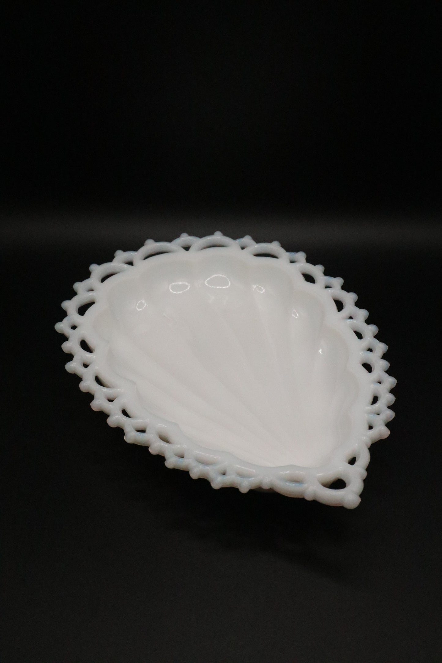 WESTMORELAND 1950'S MILK GLASS SHELL TRINKET DISH