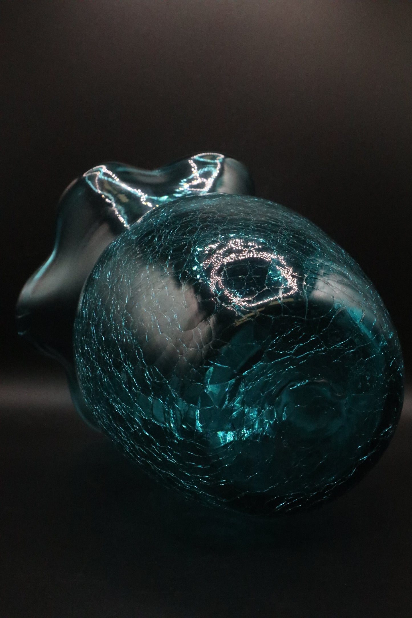GREEN CRACKLE GLASS VASE WITH SCALLOPED EDGE PONTIL MARK