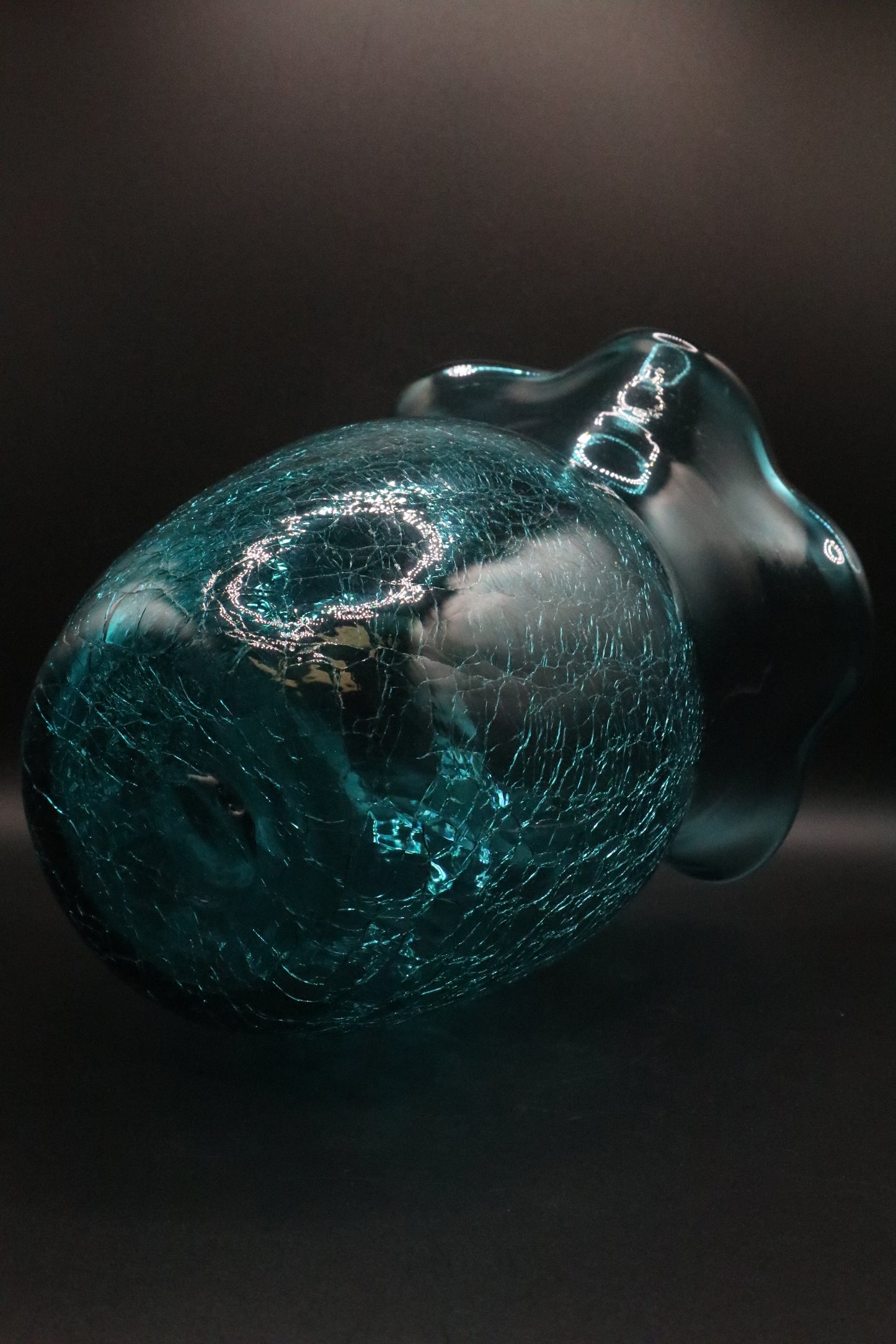 GREEN CRACKLE GLASS VASE WITH SCALLOPED EDGE PONTIL MARK
