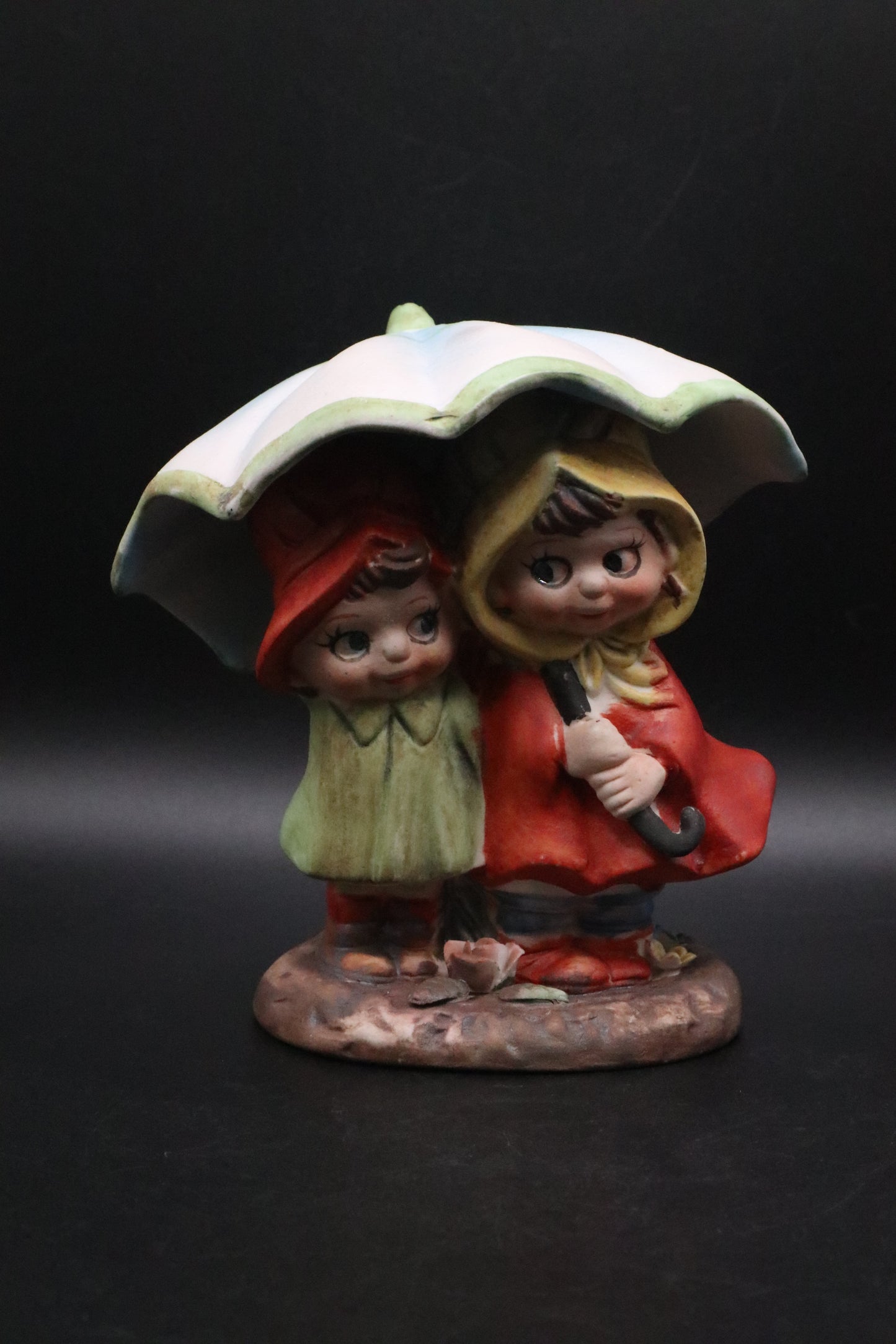 VINTAGE GIRLS UNDER UMBRELLA