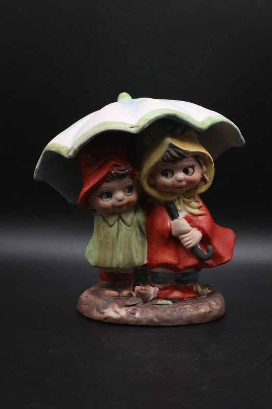 VINTAGE GIRLS UNDER UMBRELLA