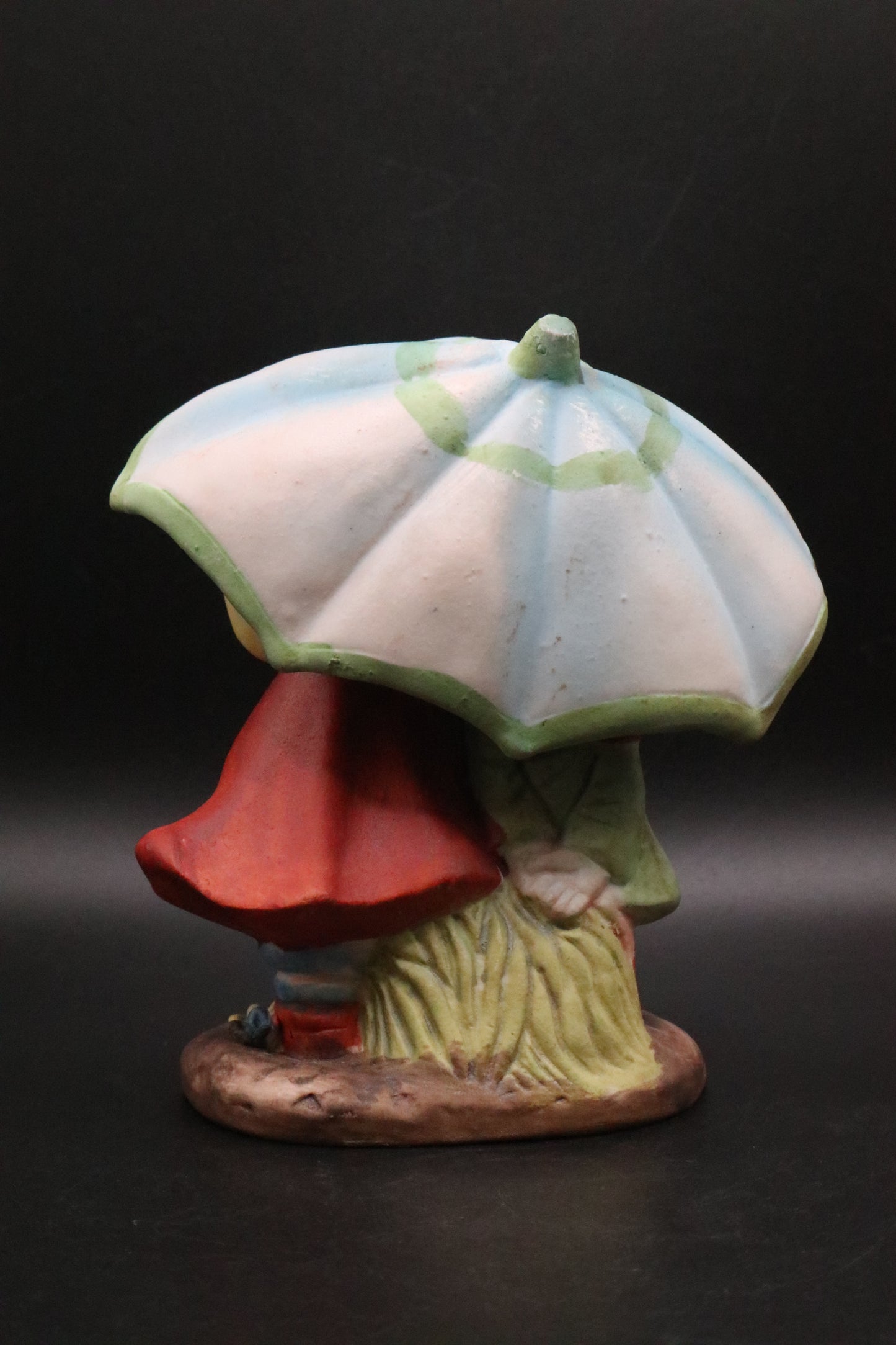 VINTAGE GIRLS UNDER UMBRELLA