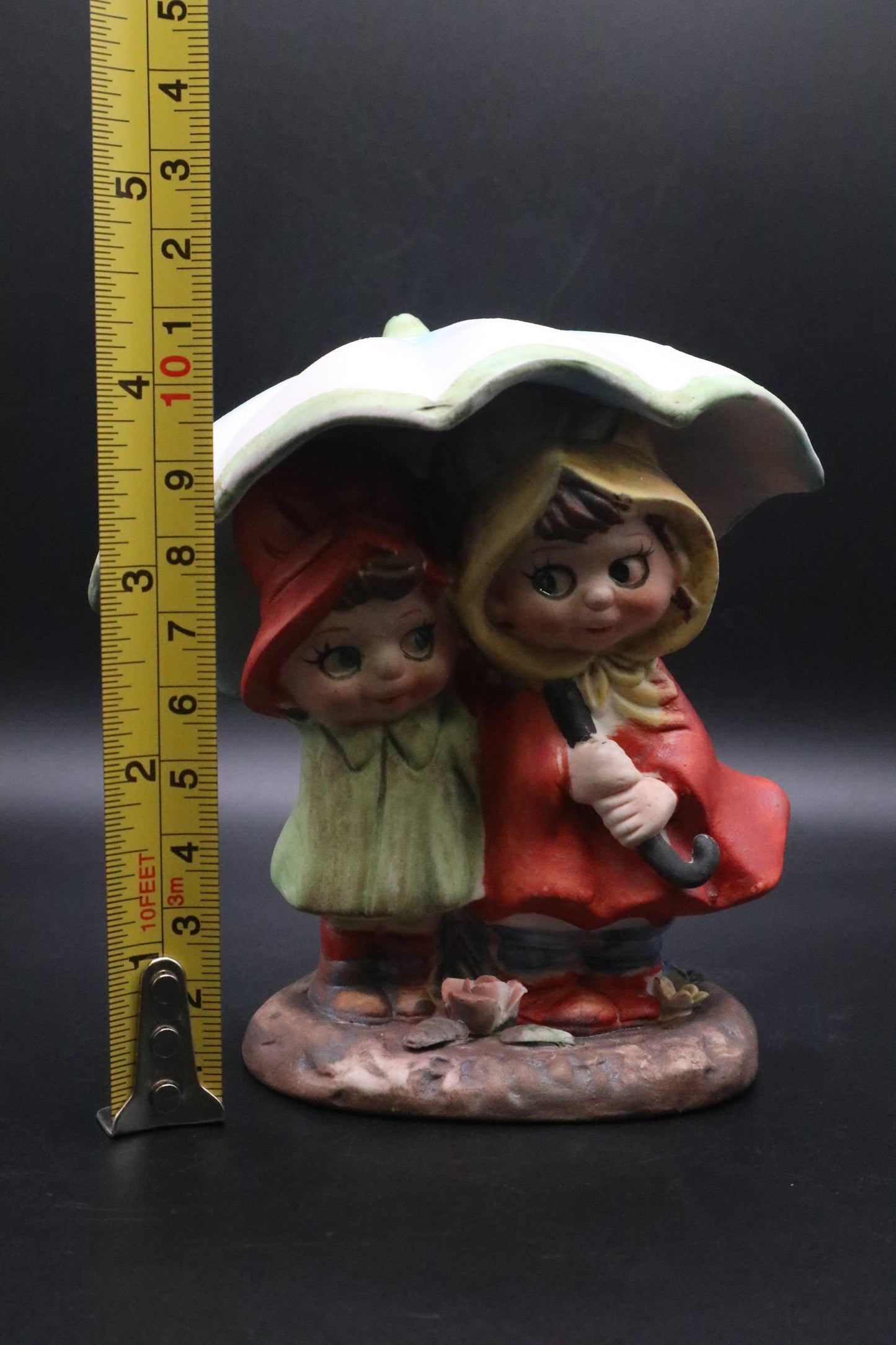 VINTAGE GIRLS UNDER UMBRELLA