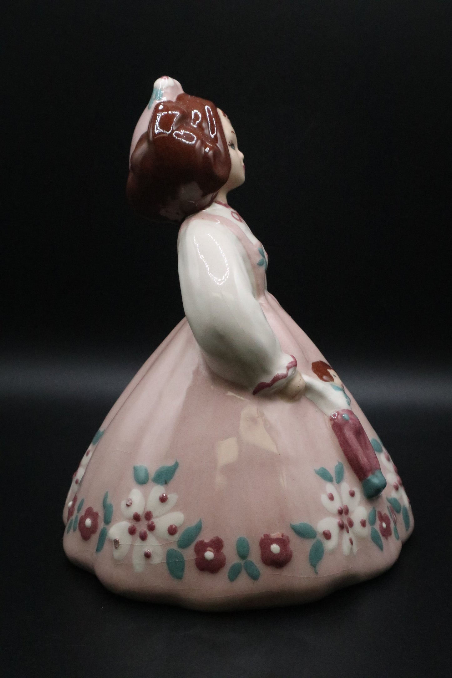 SQUIRE CERAMICS ZAIDA GIRL WITH DOLL
