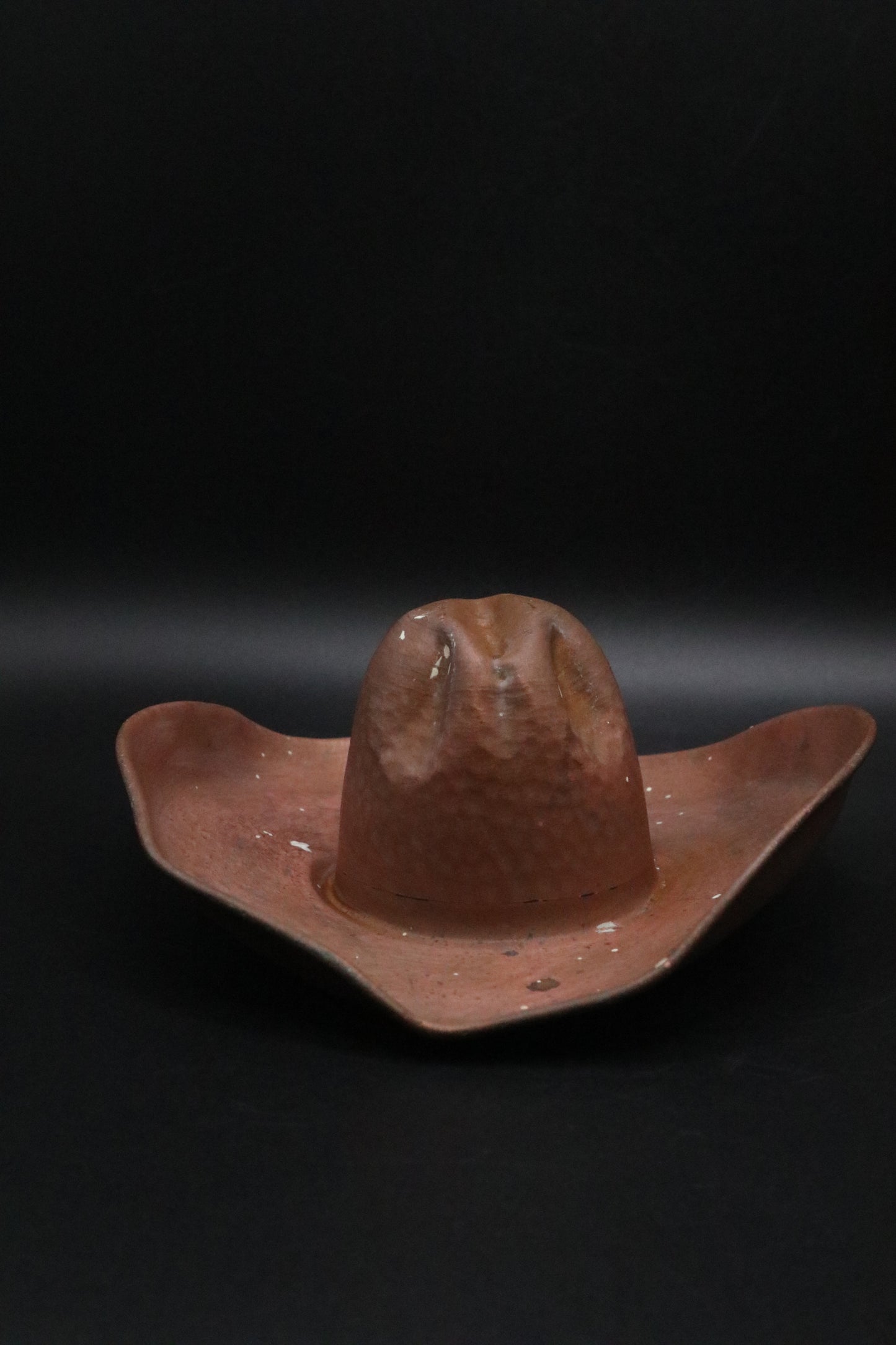 VINTAGE COOPER HAMMERED COWBOY HAT ASHTRAY
