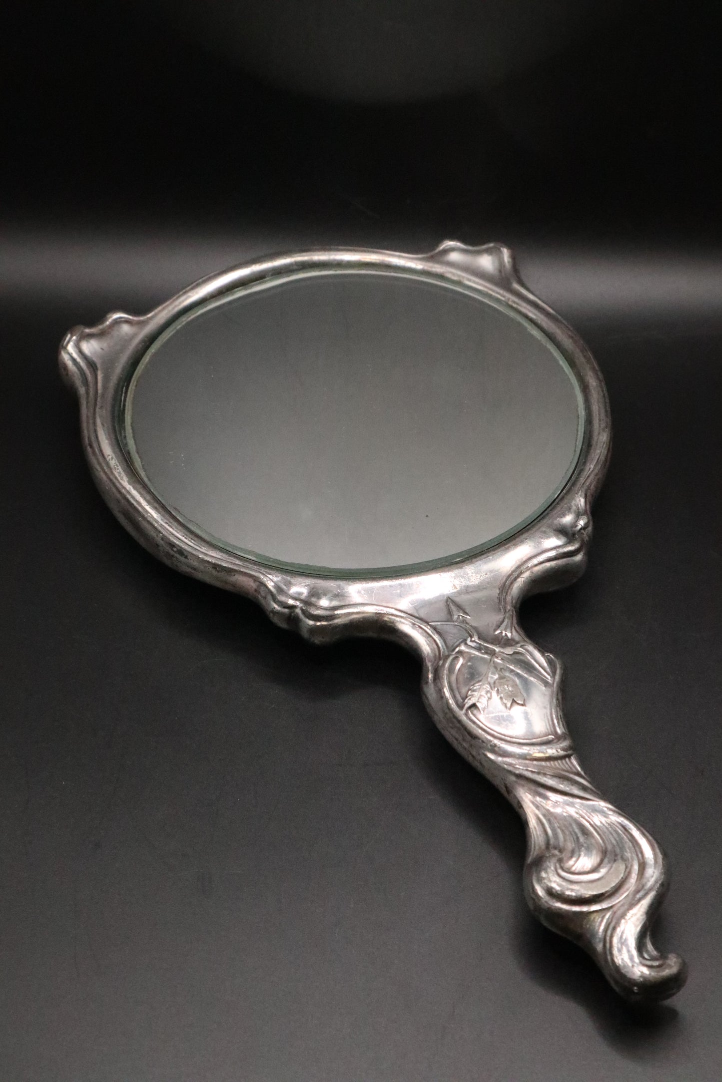 ANTIQUE SILVER PLATED ART NOUVEAU HANDHELD MIRROR WITH CHERUB DESIGN