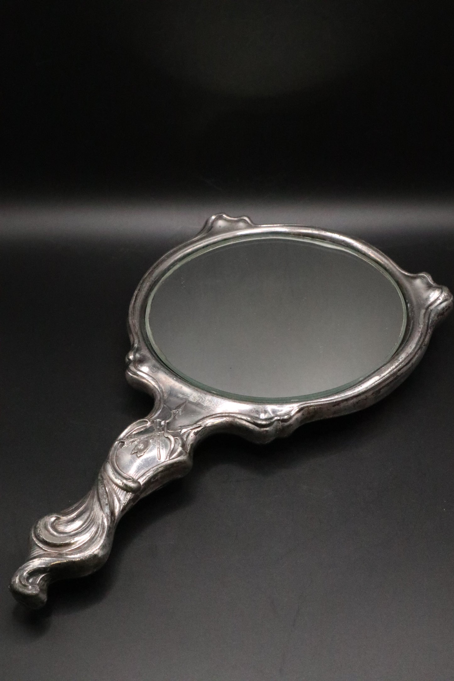 ANTIQUE SILVER PLATED ART NOUVEAU HANDHELD MIRROR WITH CHERUB DESIGN