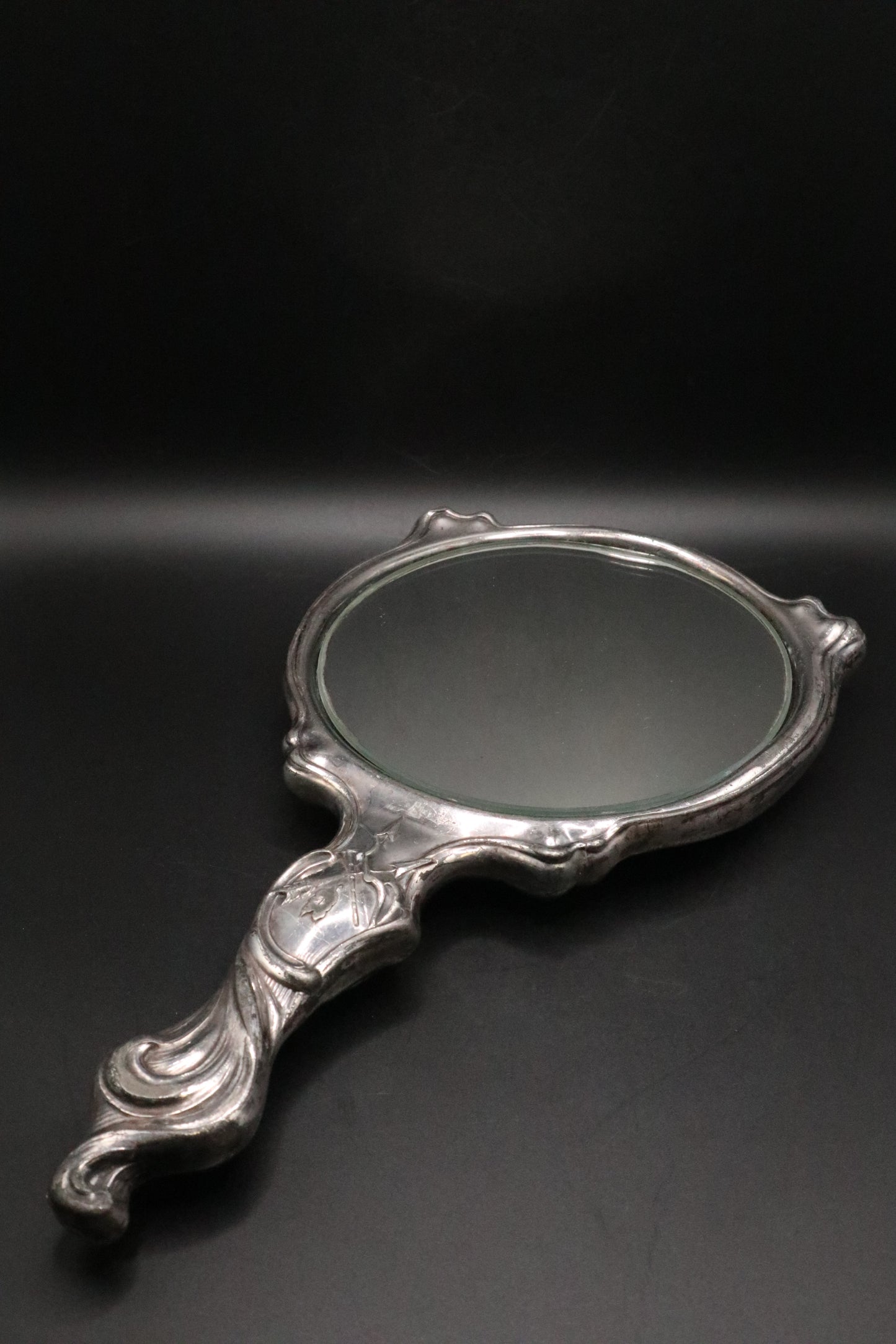 ANTIQUE SILVER PLATED ART NOUVEAU HANDHELD MIRROR WITH CHERUB DESIGN