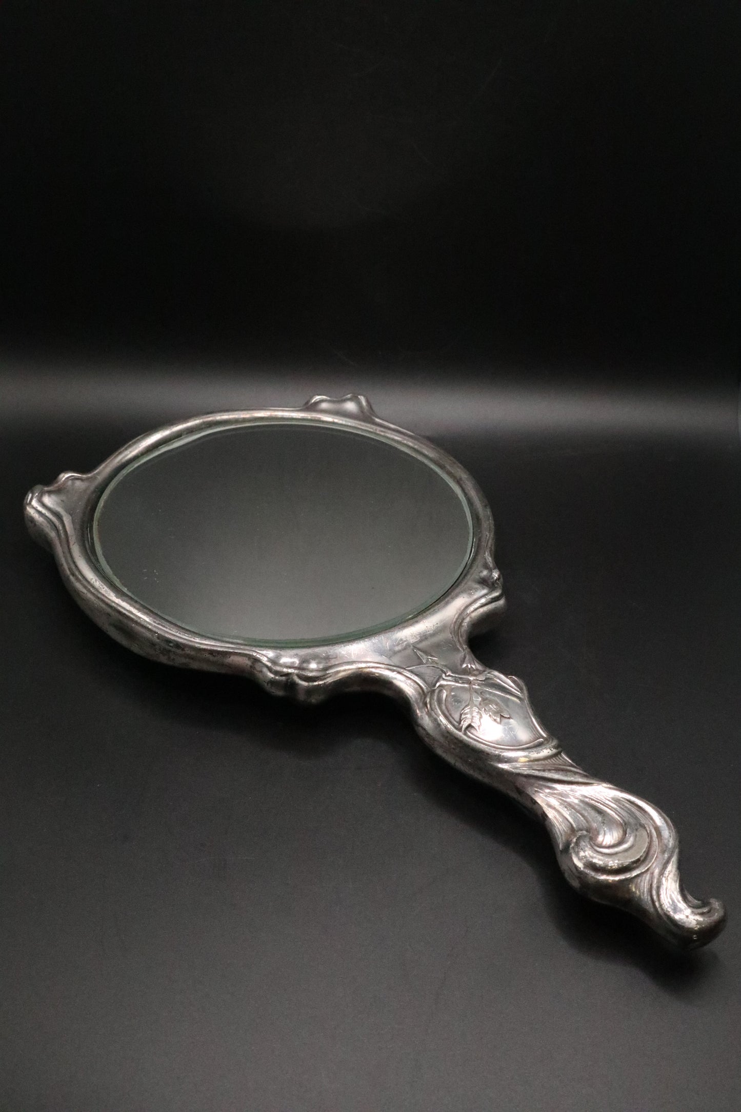 ANTIQUE SILVER PLATED ART NOUVEAU HANDHELD MIRROR WITH CHERUB DESIGN