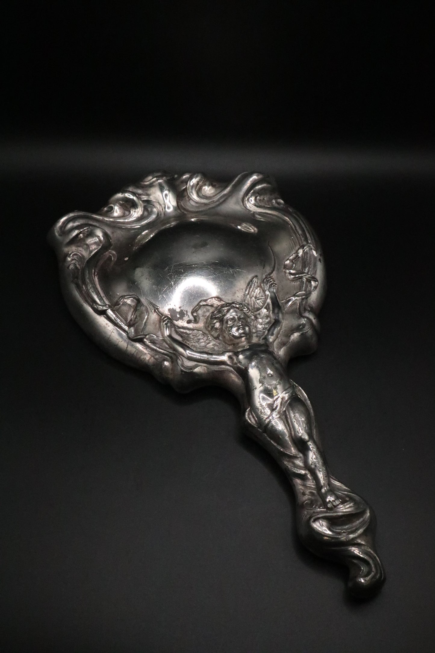 ANTIQUE SILVER PLATED ART NOUVEAU HANDHELD MIRROR WITH CHERUB DESIGN