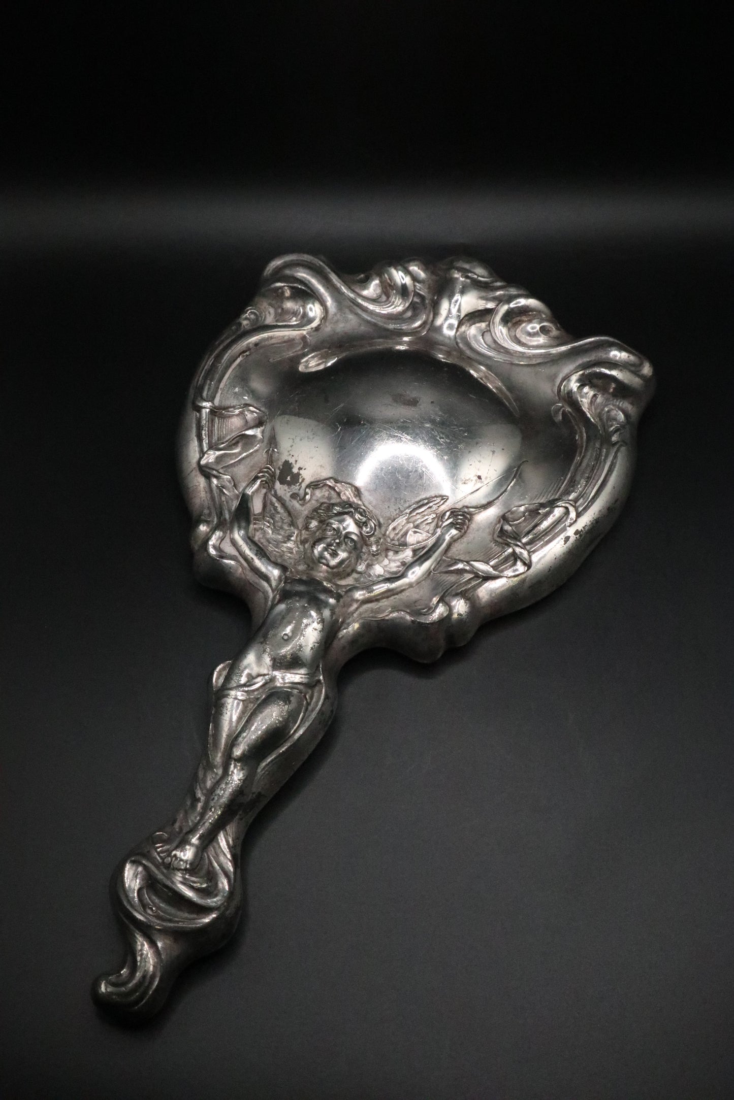 ANTIQUE SILVER PLATED ART NOUVEAU HANDHELD MIRROR WITH CHERUB DESIGN