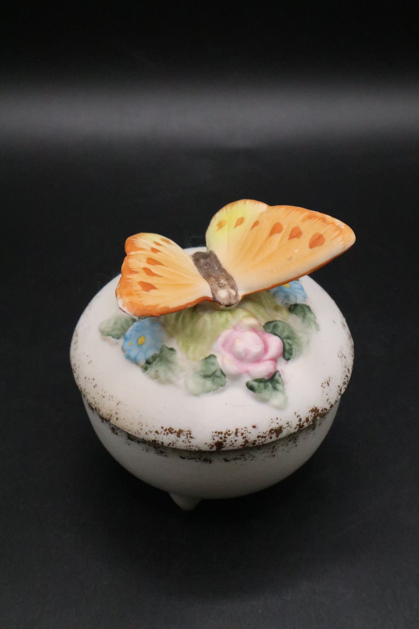 VINTAGE BUTTERFLY FLORAL PORCELAIN FOOTED TRINKET BOX