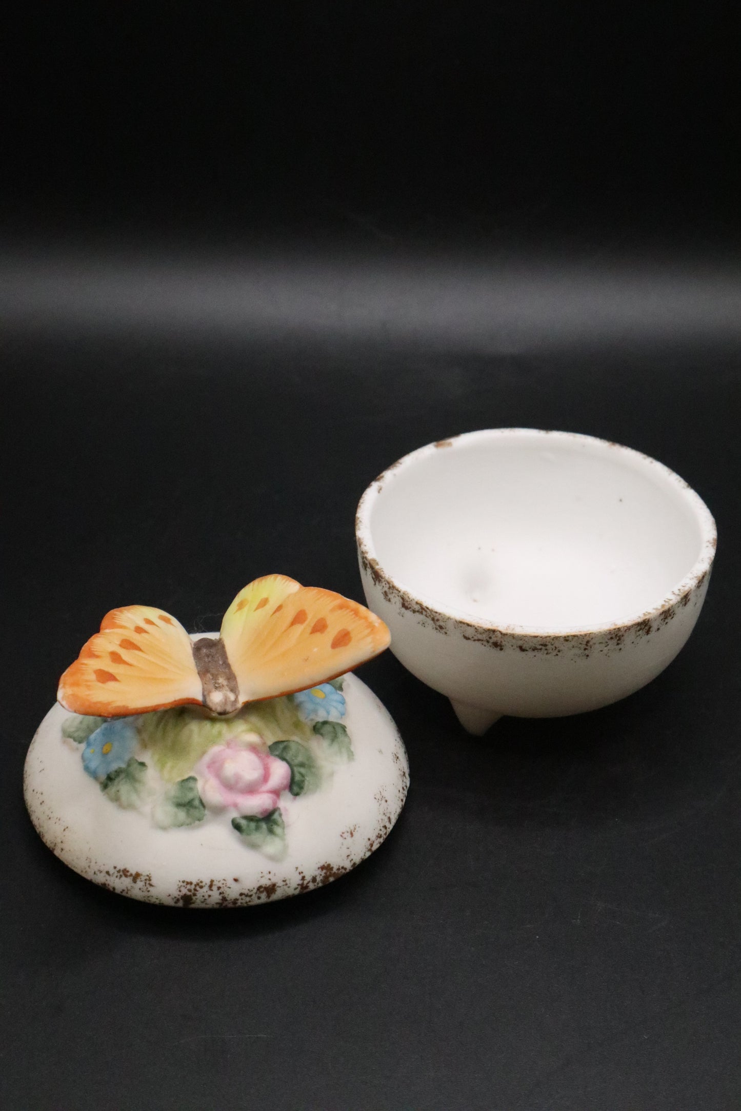 VINTAGE BUTTERFLY FLORAL PORCELAIN FOOTED TRINKET BOX