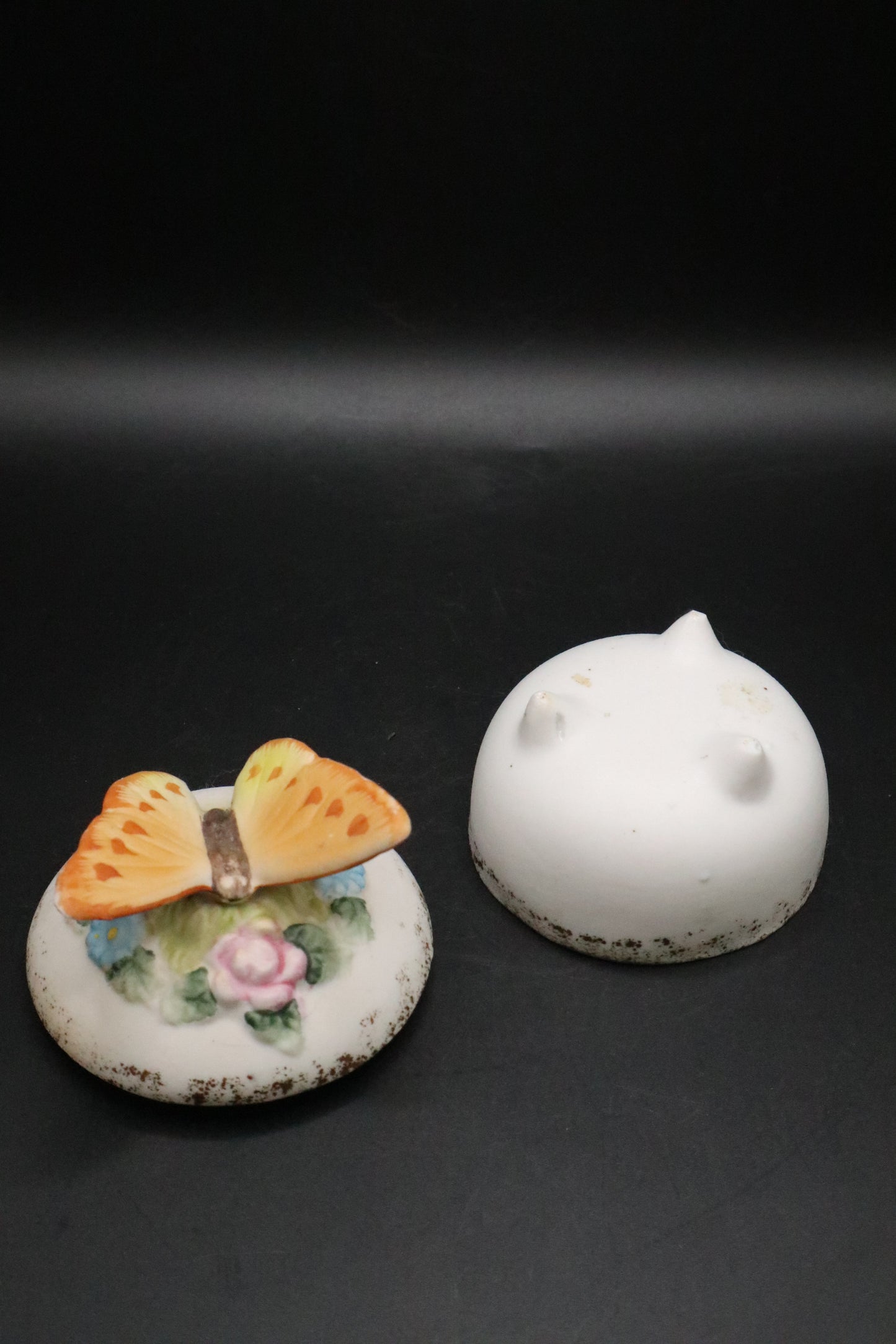 VINTAGE BUTTERFLY FLORAL PORCELAIN FOOTED TRINKET BOX