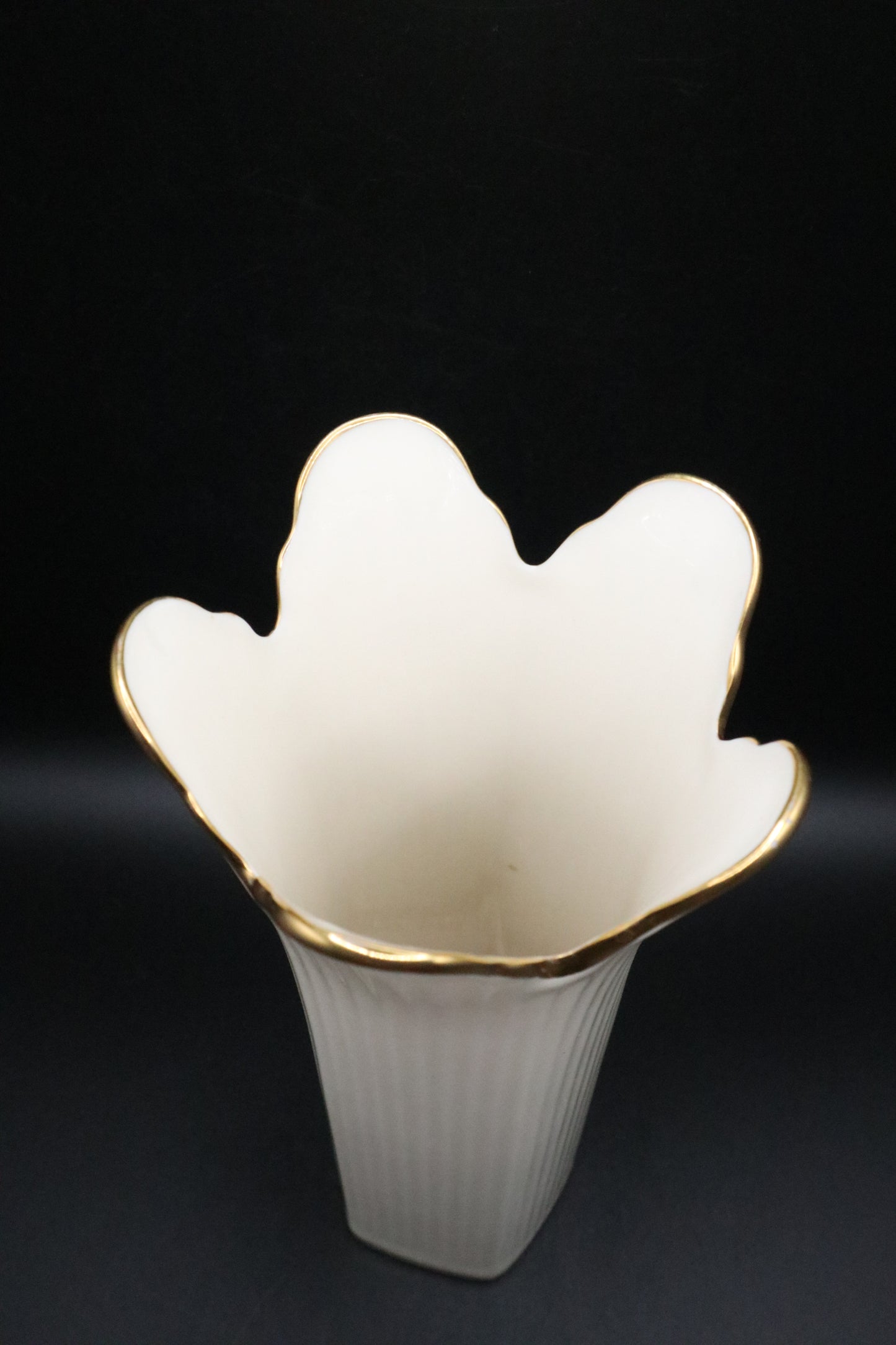 LENOX MERIDIAN RIBBED VASE 24K GOLD