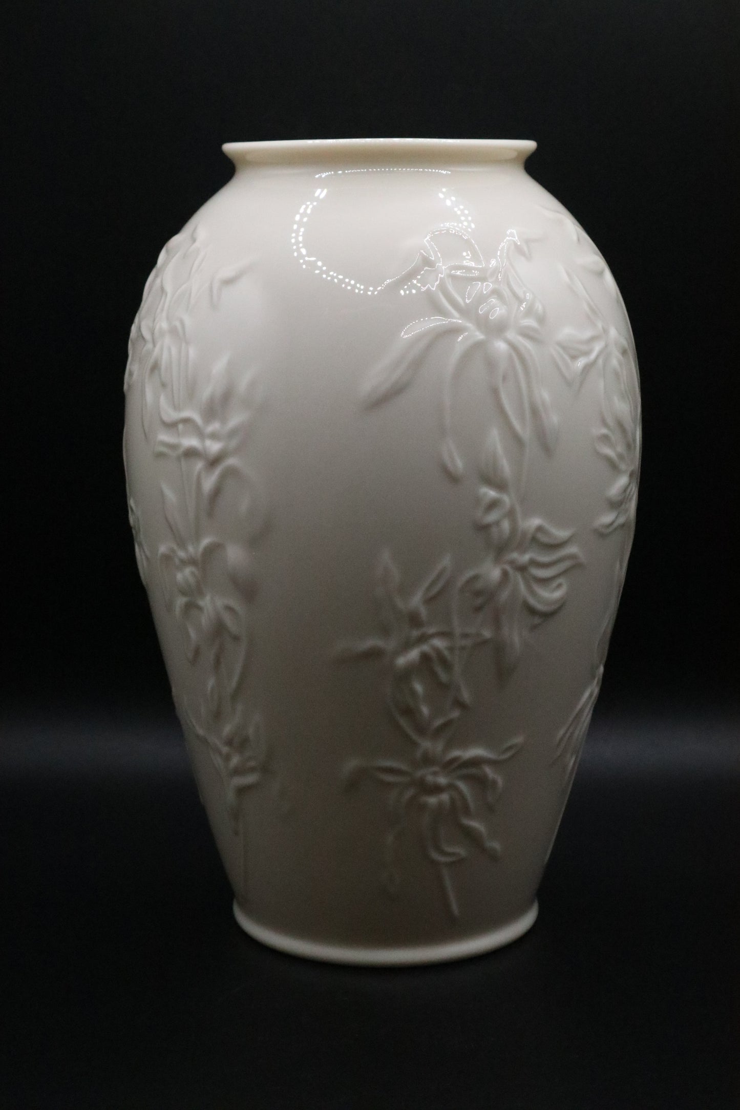 LENOX MASTERPIECE EMBOSSED FLOWER VASE