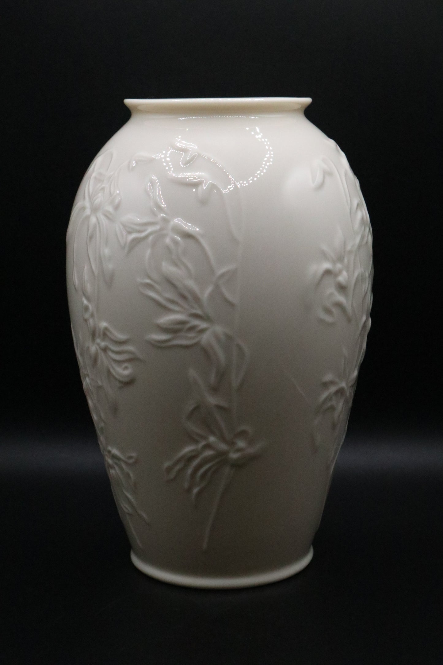 LENOX MASTERPIECE EMBOSSED FLOWER VASE