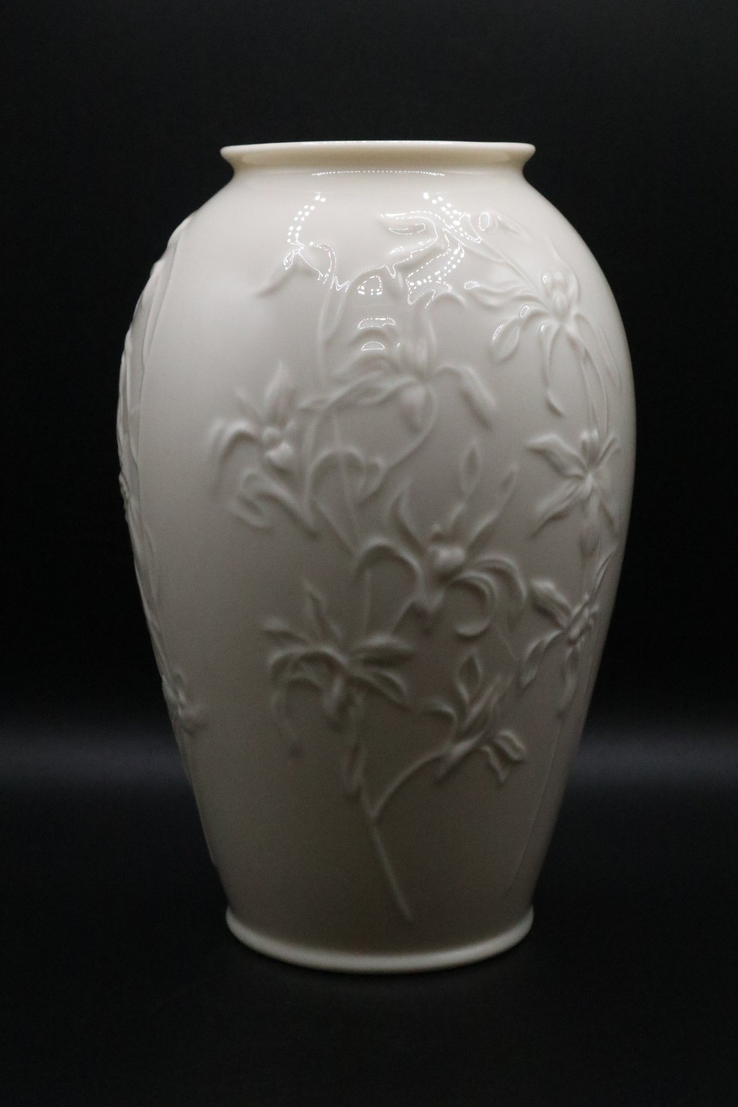 LENOX MASTERPIECE EMBOSSED FLOWER VASE