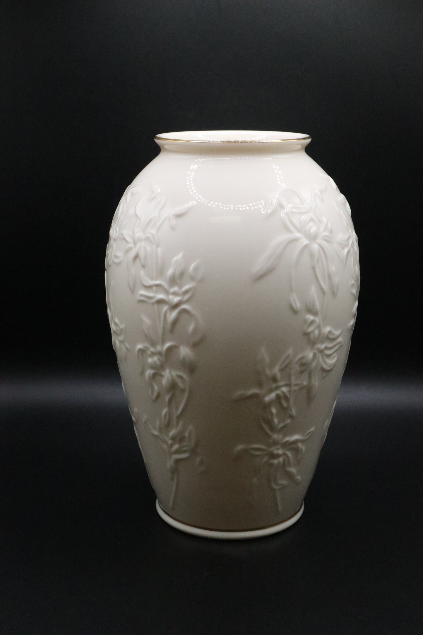 LENOX MASTERPIECE EMBOSSED FLOWER VASE GOLD TRIM