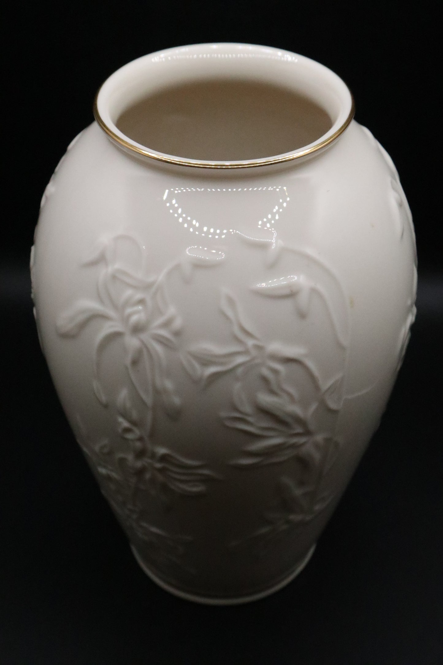 LENOX MASTERPIECE EMBOSSED FLOWER VASE GOLD TRIM