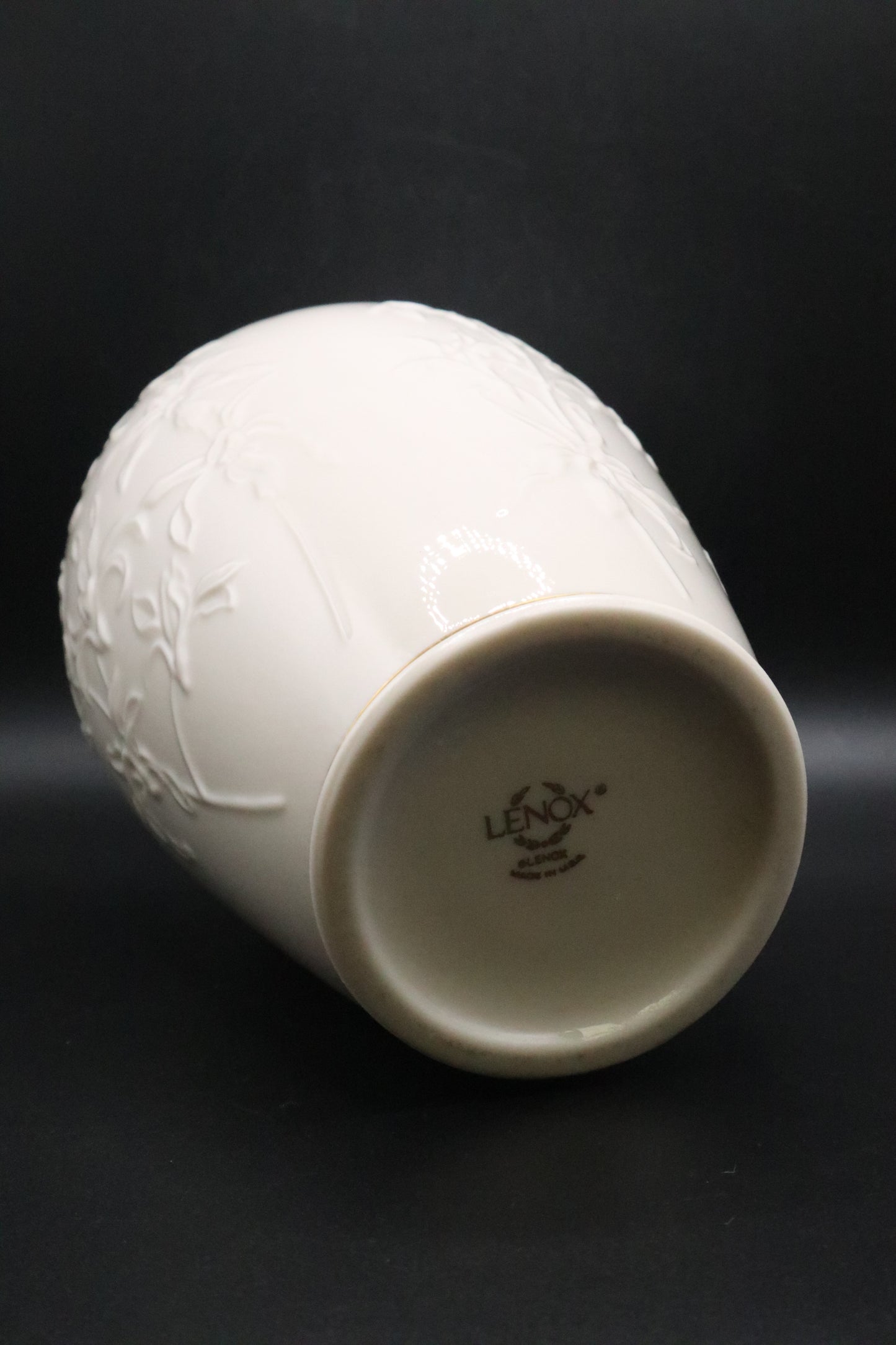 LENOX MASTERPIECE EMBOSSED FLOWER VASE GOLD TRIM