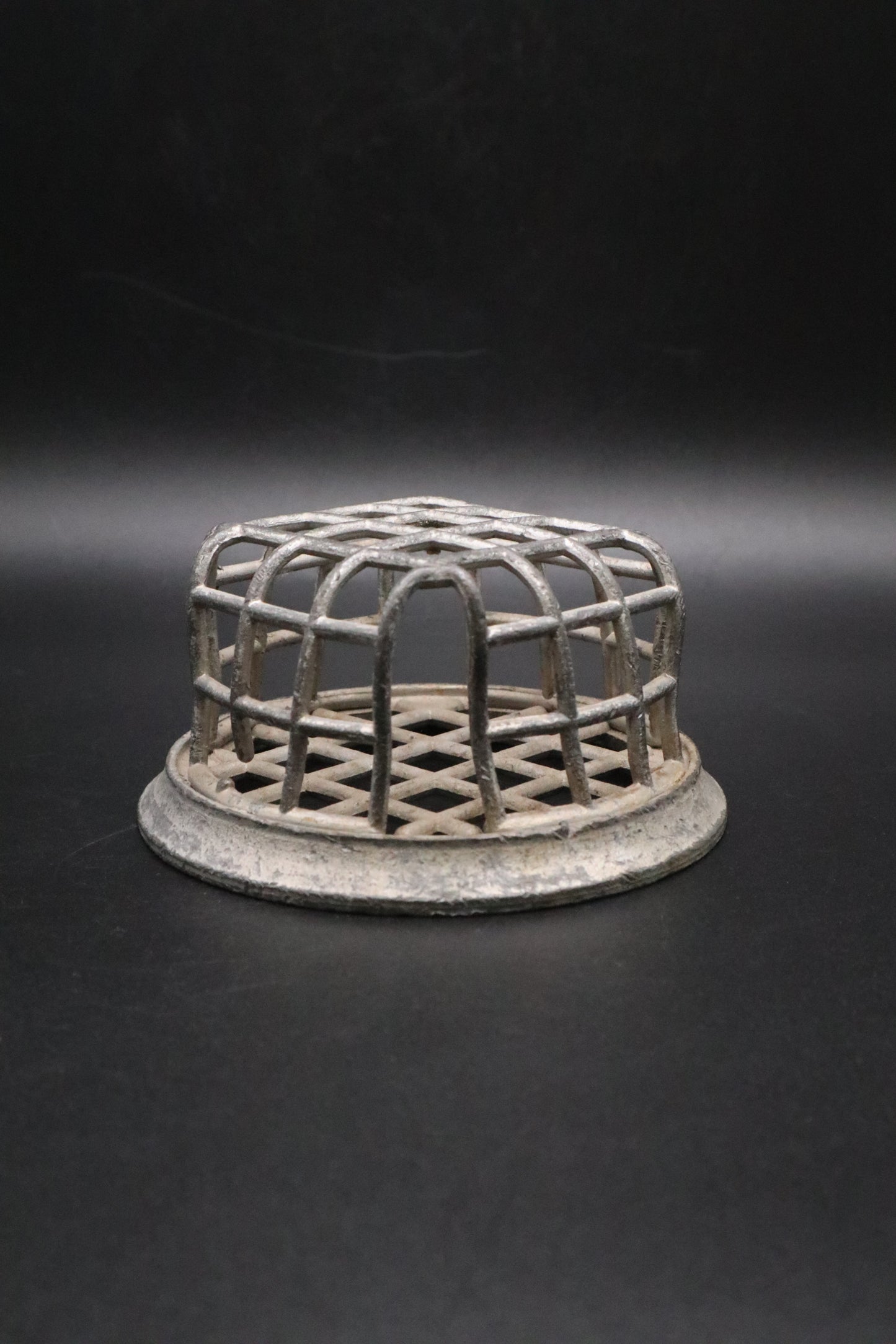 VINTAGE VOGUE FLOWER HOLDER