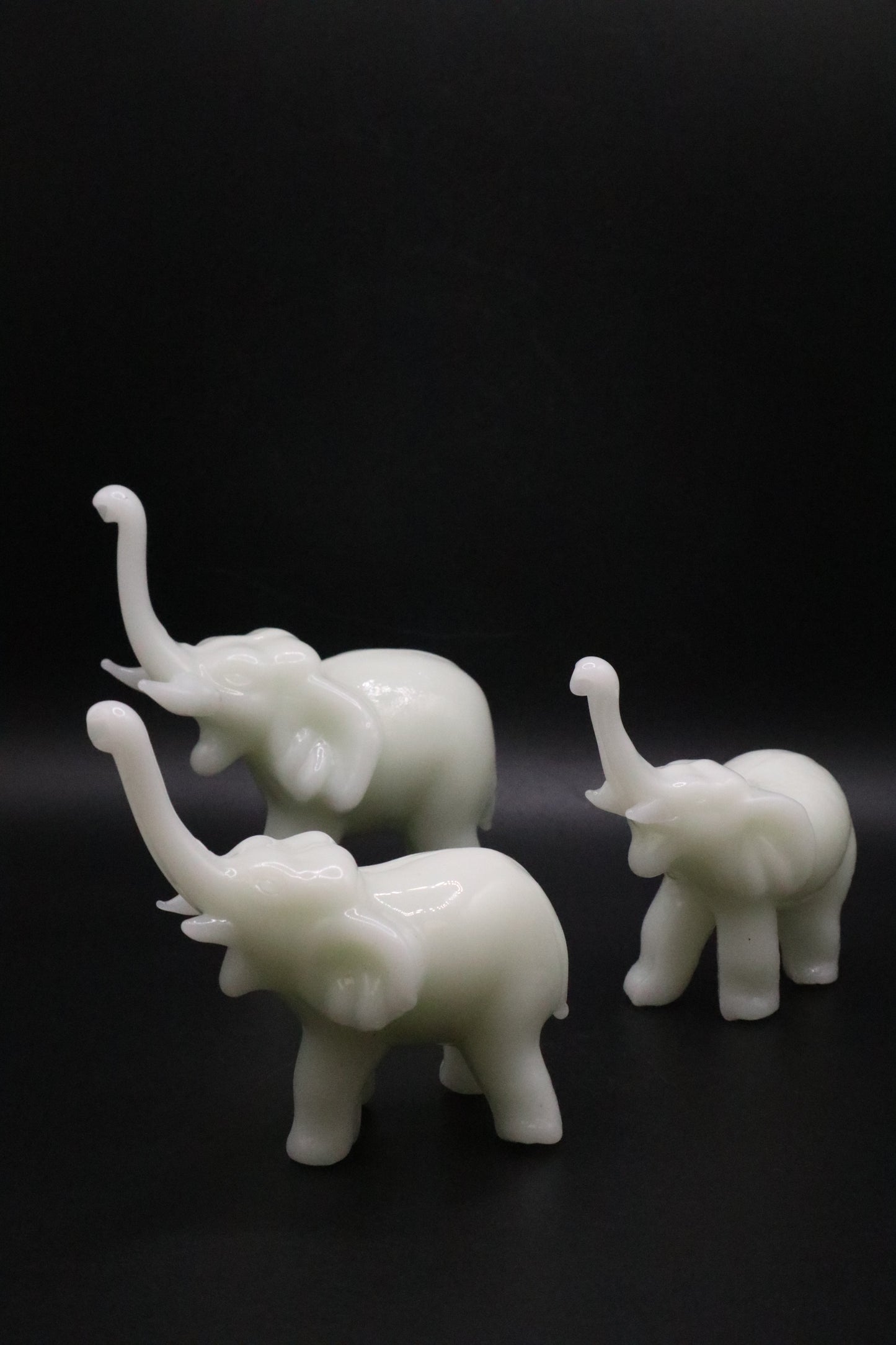 VINTAGE WHITE PERKING GLASS LUCKY ELEPHANTS SET OF 3