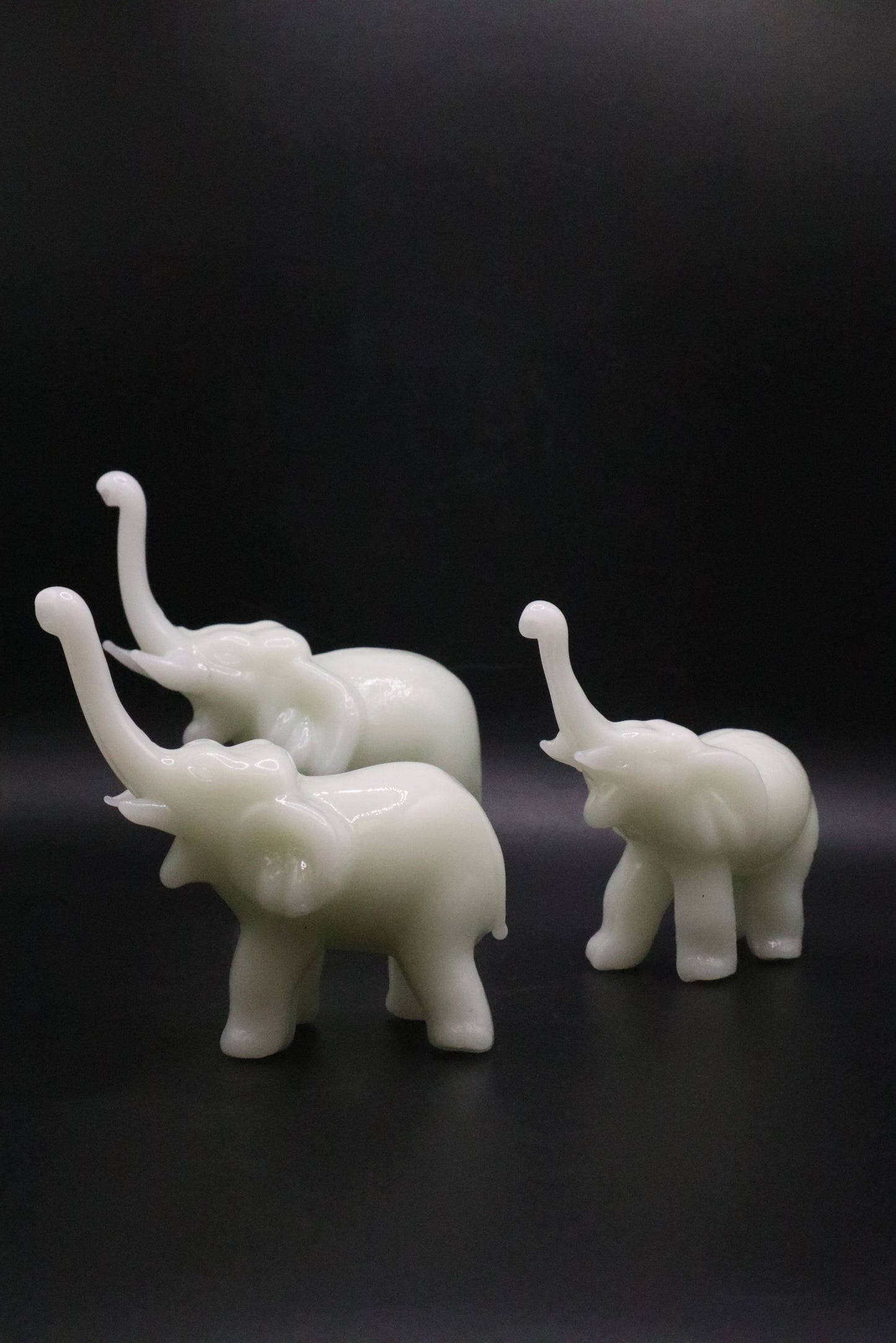 VINTAGE WHITE PERKING GLASS LUCKY ELEPHANTS SET OF 3