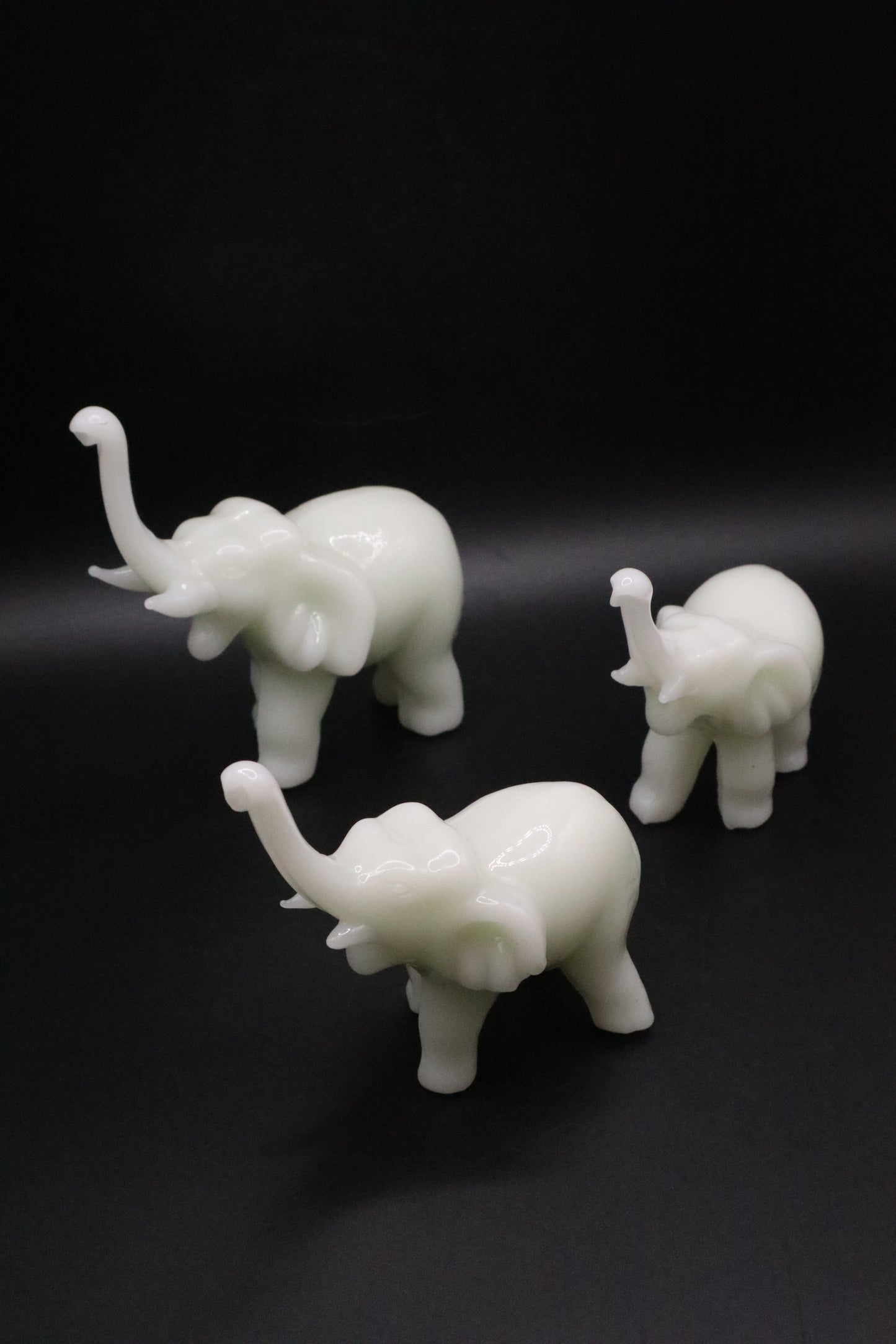 VINTAGE WHITE PERKING GLASS LUCKY ELEPHANTS SET OF 3