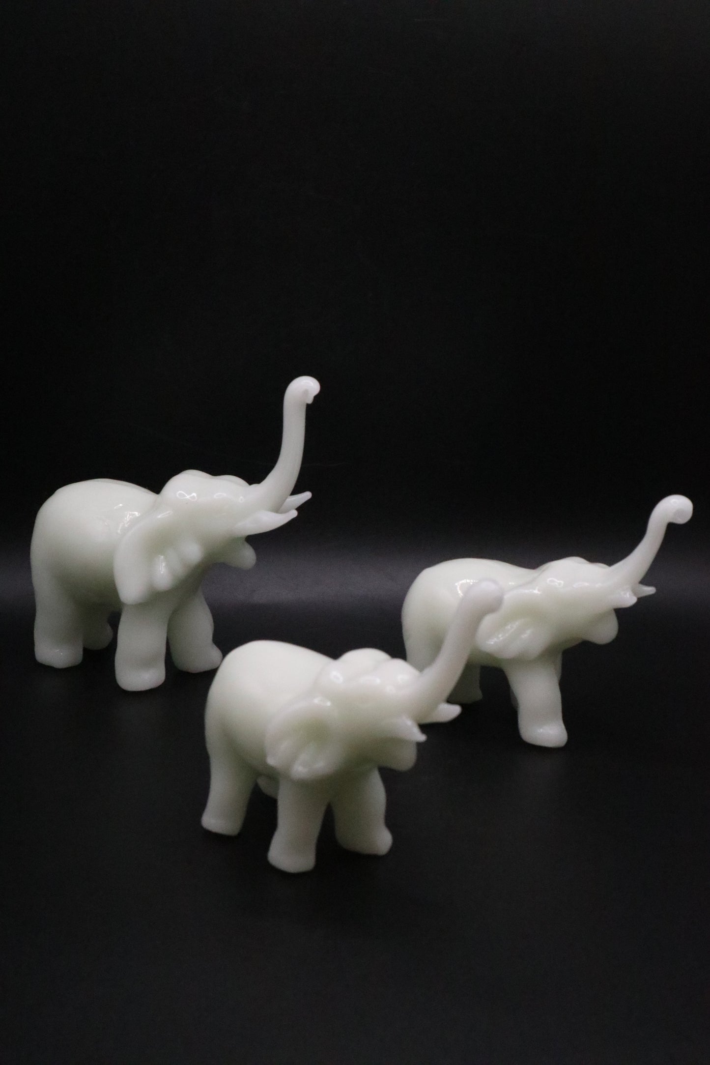 VINTAGE WHITE PERKING GLASS LUCKY ELEPHANTS SET OF 3