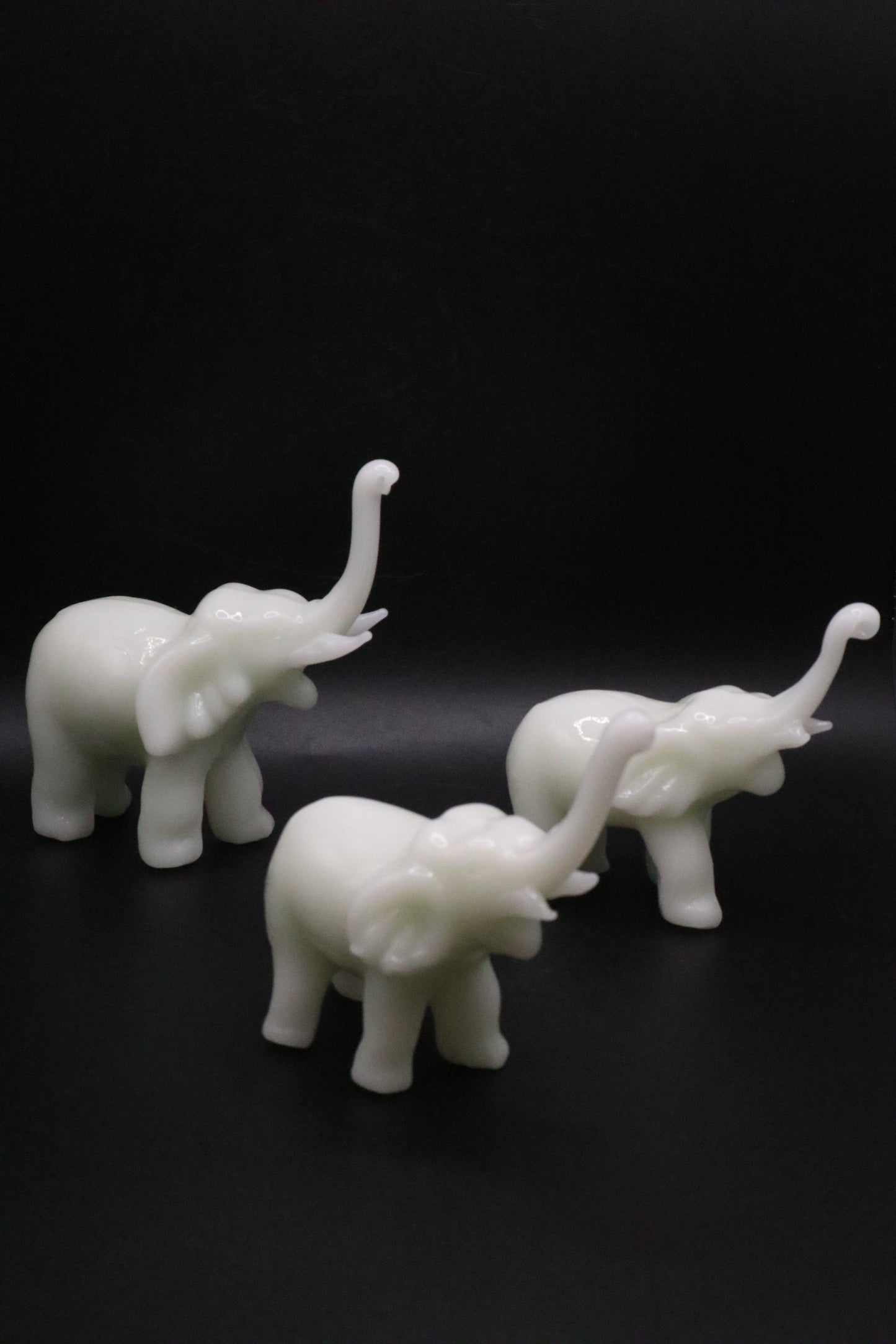 VINTAGE WHITE PERKING GLASS LUCKY ELEPHANTS SET OF 3