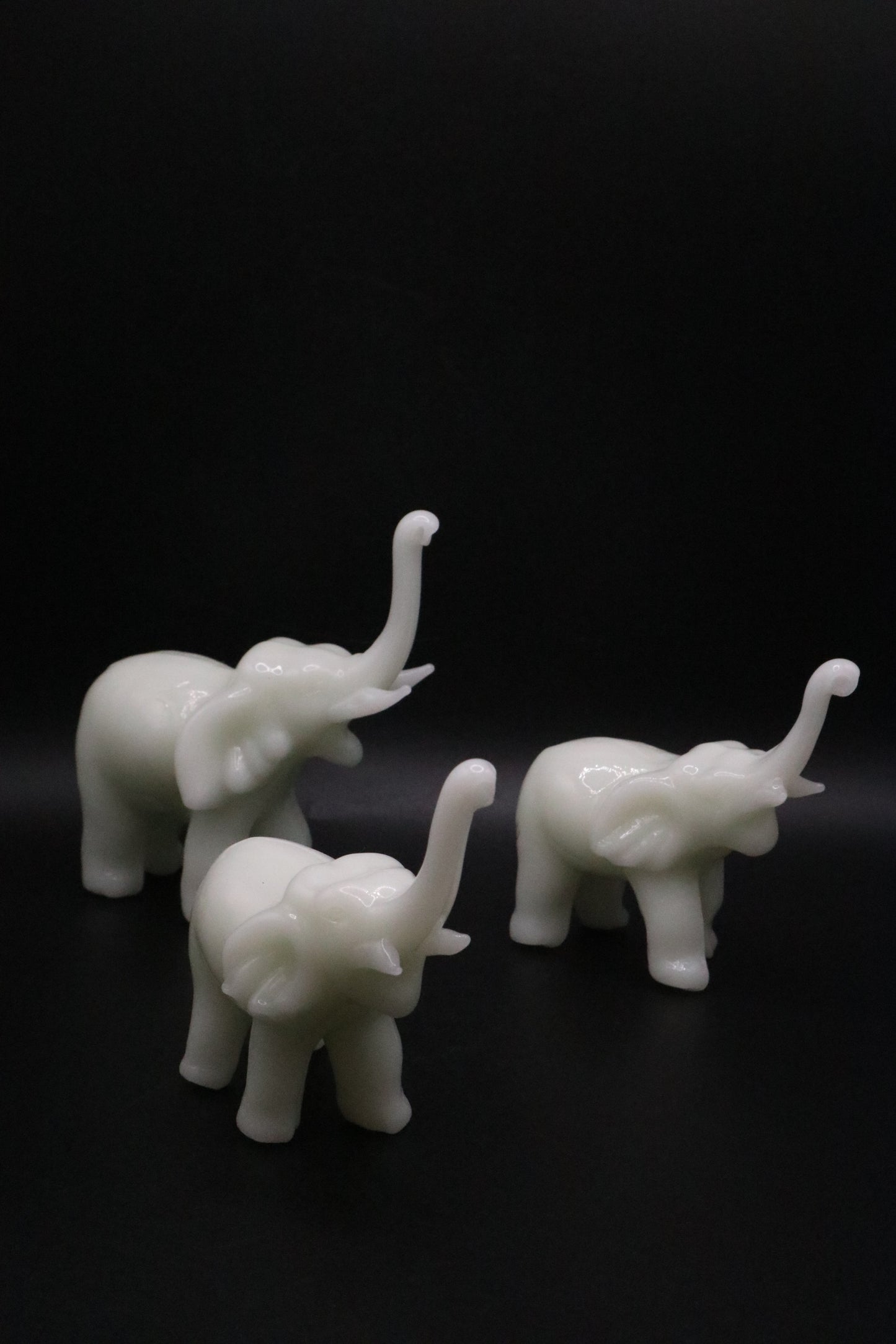 VINTAGE WHITE PERKING GLASS LUCKY ELEPHANTS SET OF 3
