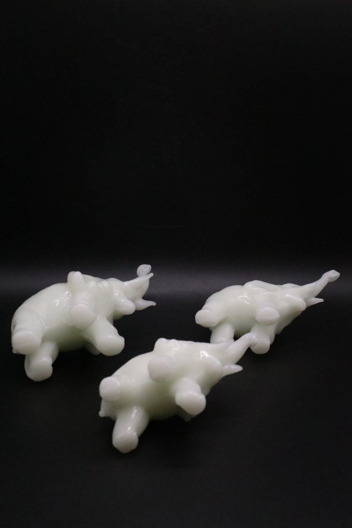 VINTAGE WHITE PERKING GLASS LUCKY ELEPHANTS SET OF 3