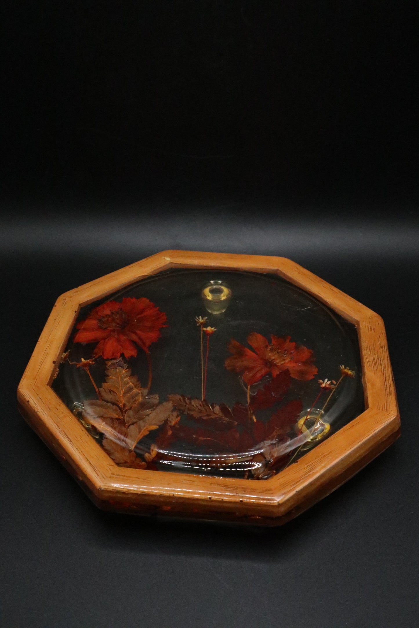 VINTAGE 1970'S PRESSED FLOWERS LUCITE TRIVET WITH WOOD