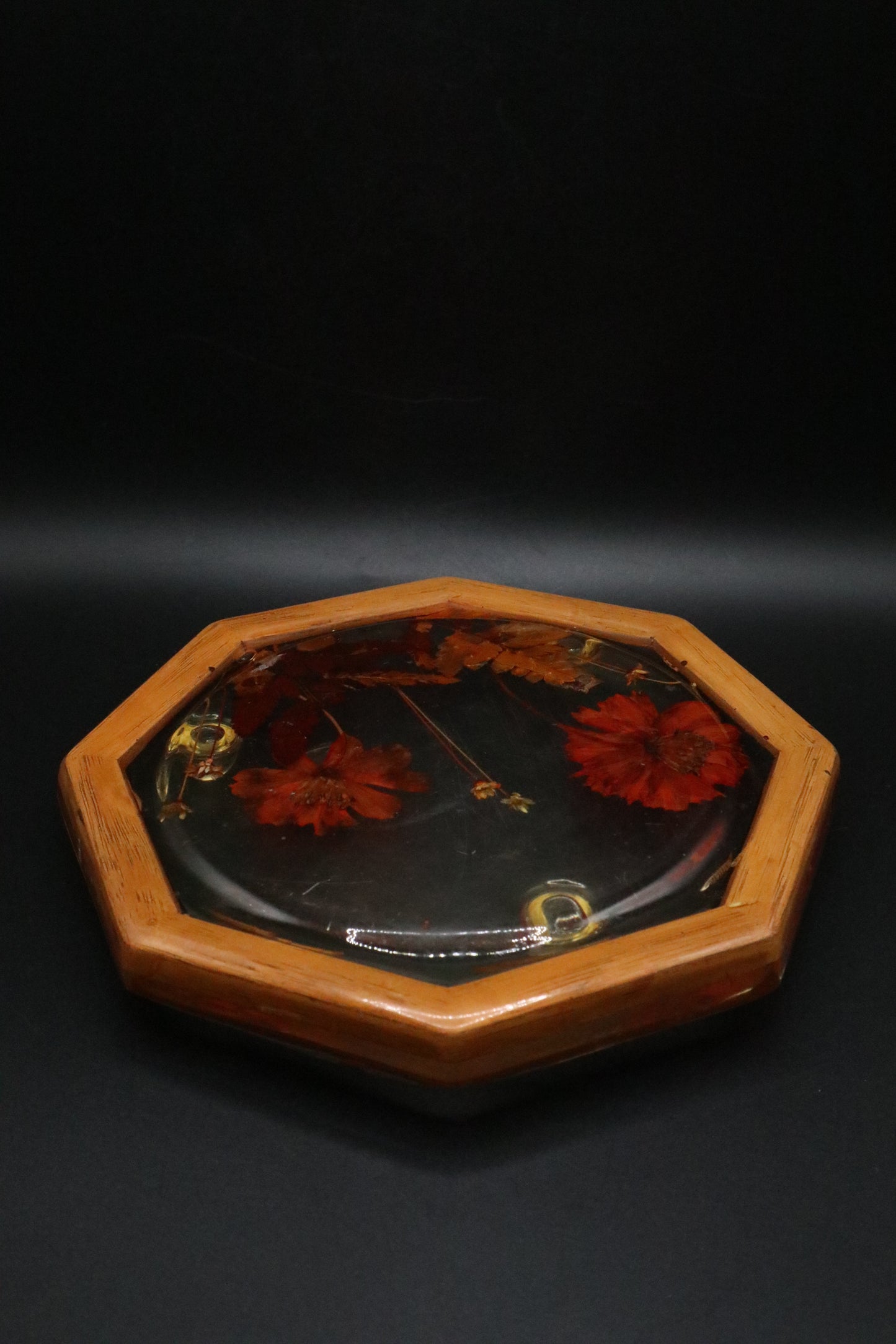 VINTAGE 1970'S PRESSED FLOWERS LUCITE TRIVET WITH WOOD