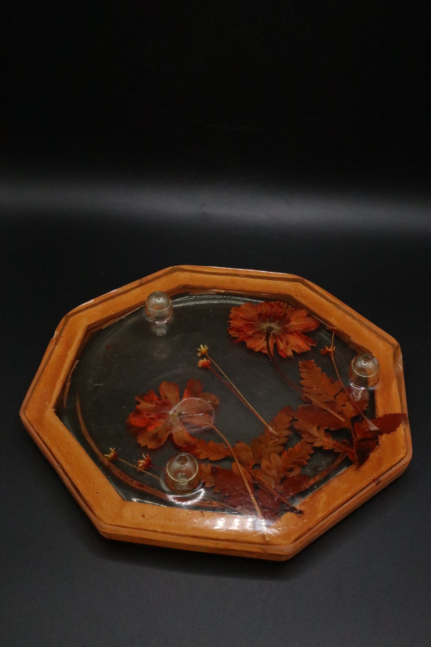 VINTAGE 1970'S PRESSED FLOWERS LUCITE TRIVET WITH WOOD