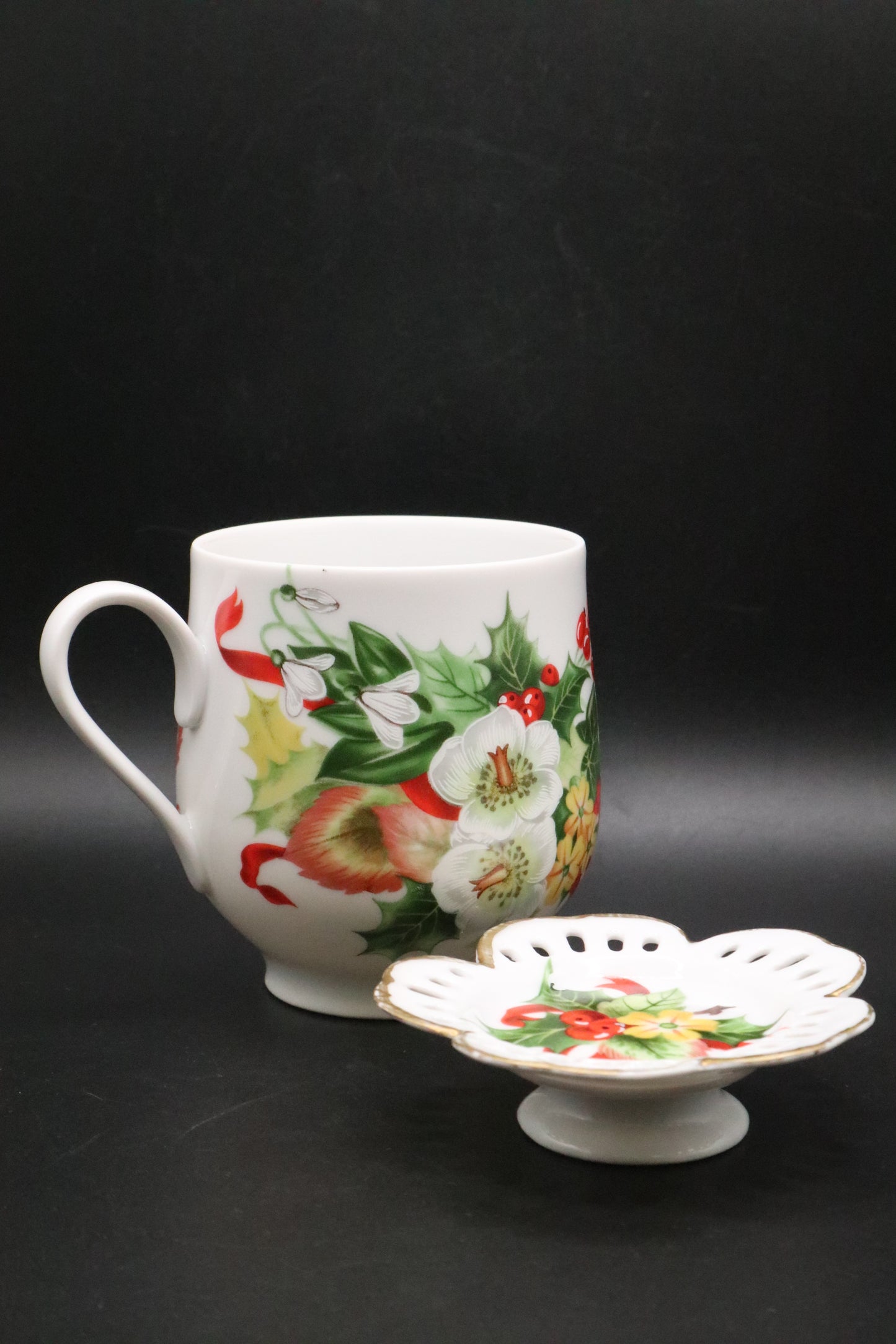 VINTAGE MARJ'S CHINA CLASSICS HOLIDAY TEA CUP W/TEABAG HOLDER