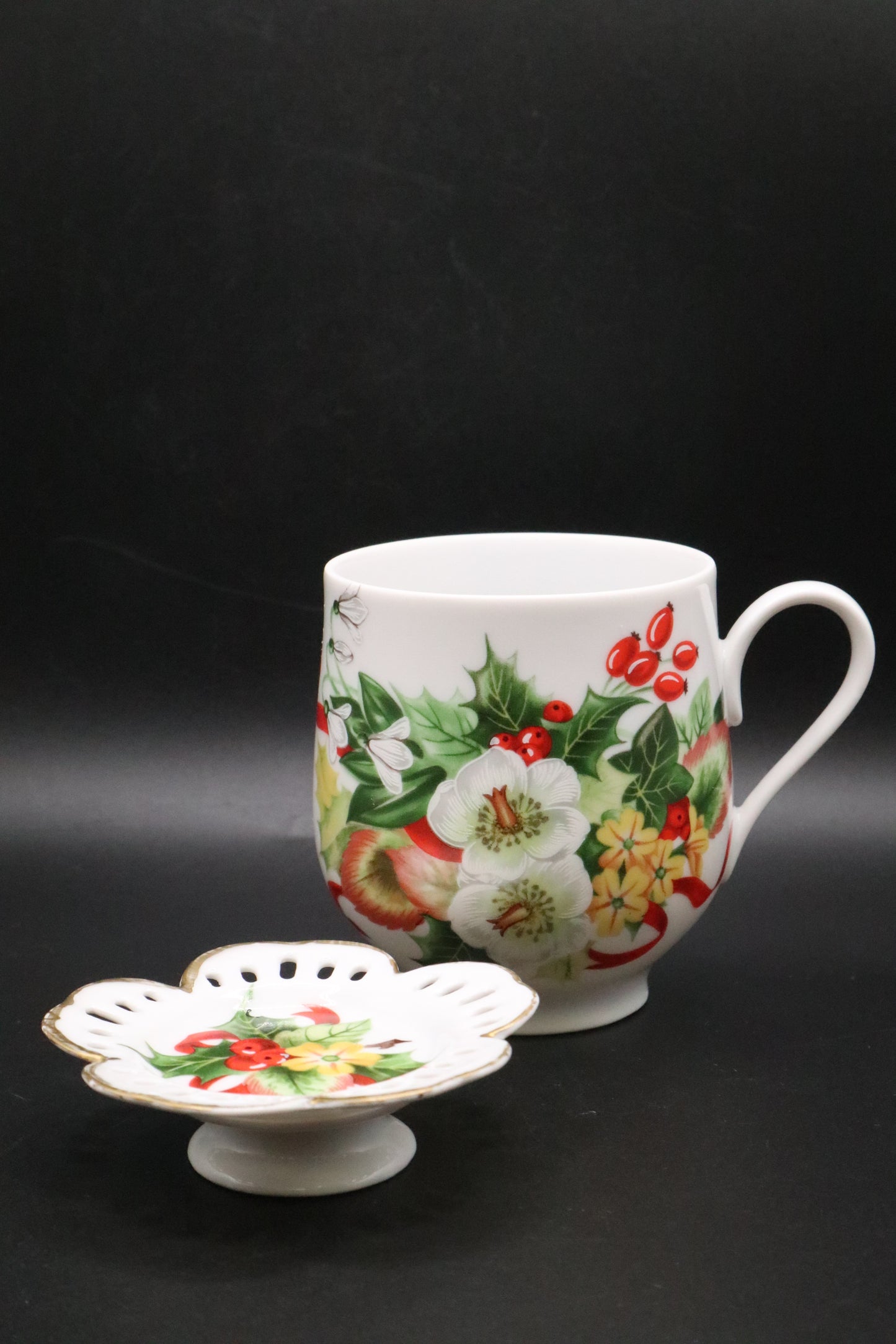 VINTAGE MARJ'S CHINA CLASSICS HOLIDAY TEA CUP W/TEABAG HOLDER