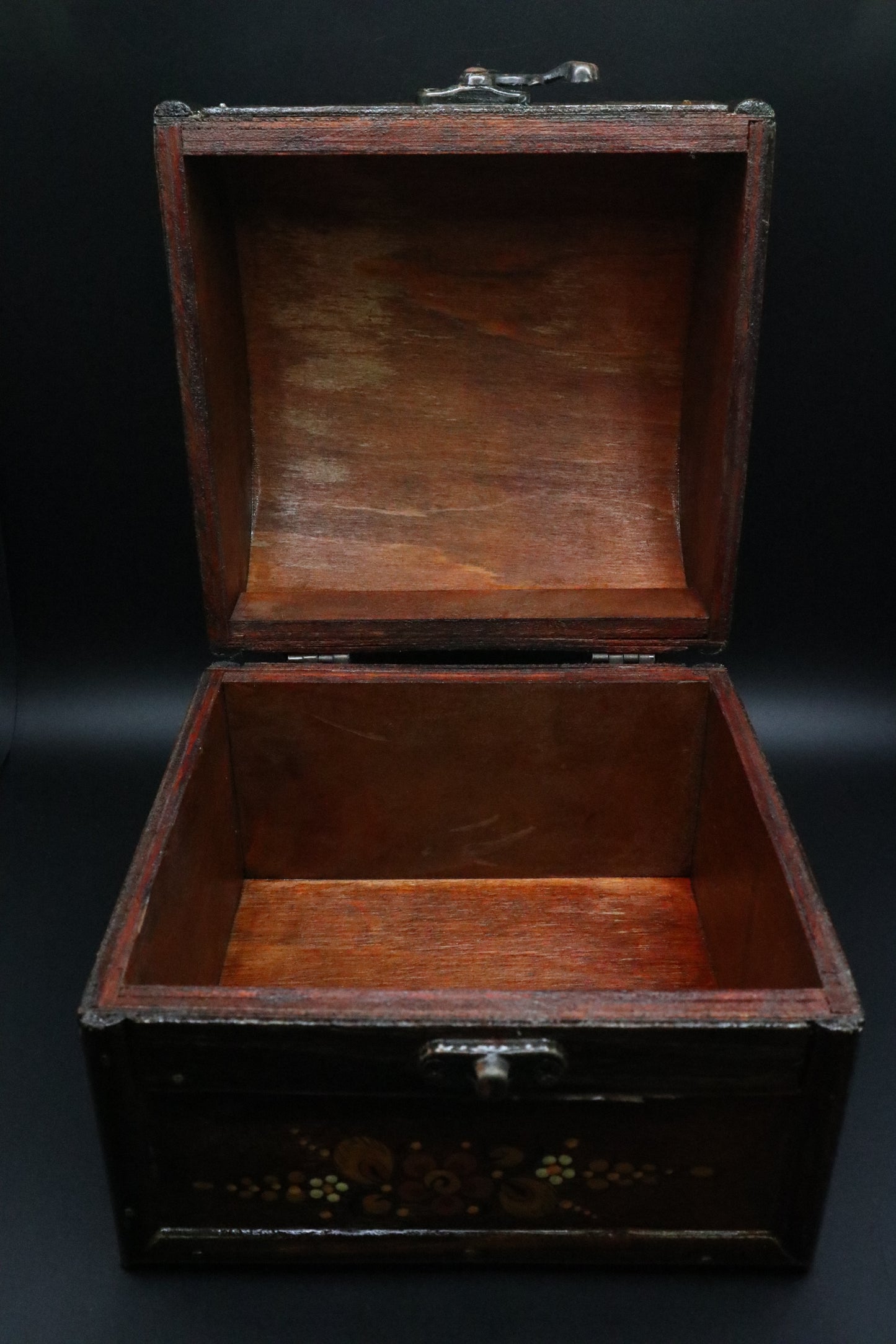 VINTAGE HAND PAINTED SIXNE ART LACQUERED WOOD JEWELRY BOX