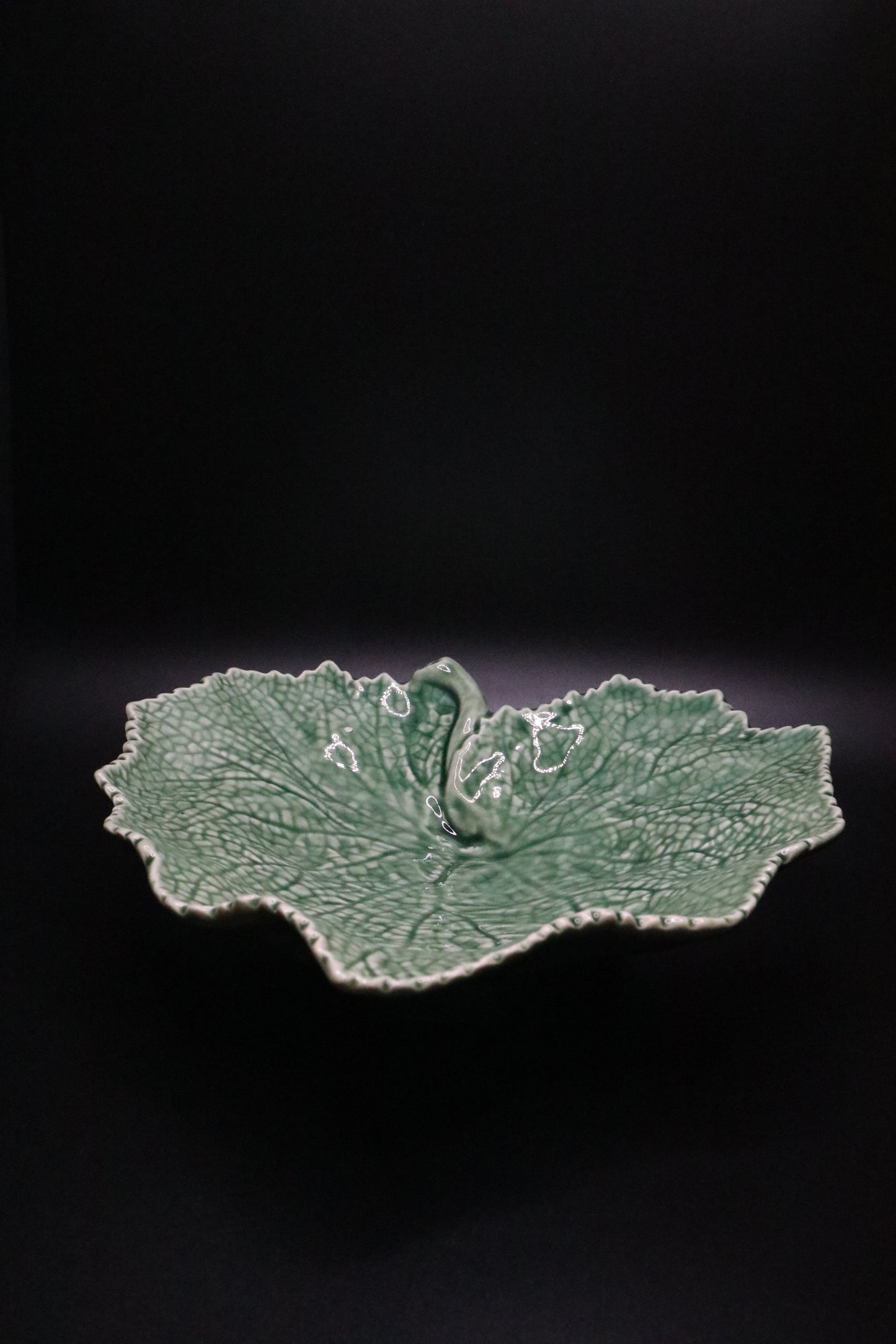VINTAGE BORDELLO PINHEIRO GREEN LEAF DISH