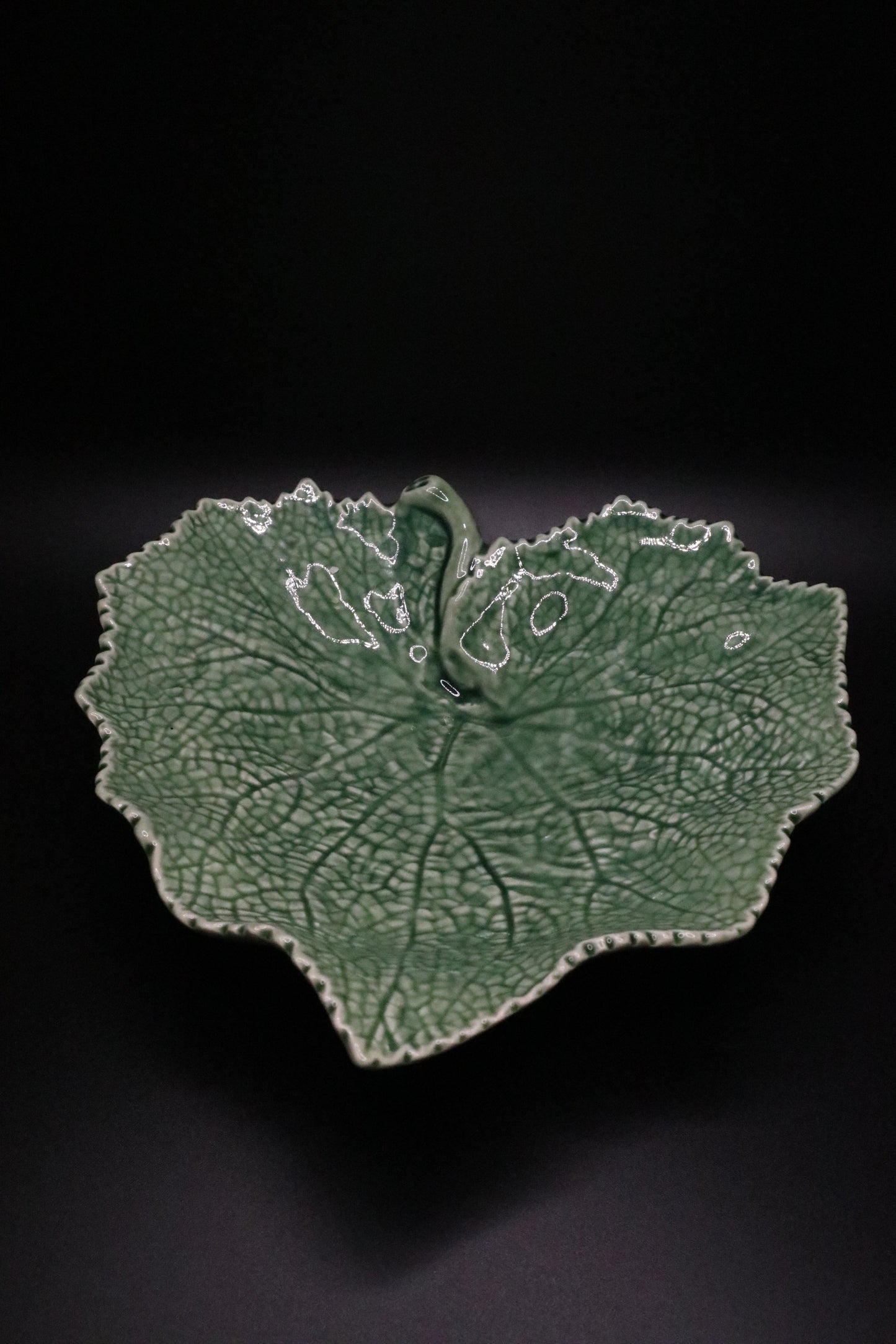 VINTAGE BORDELLO PINHEIRO GREEN LEAF DISH
